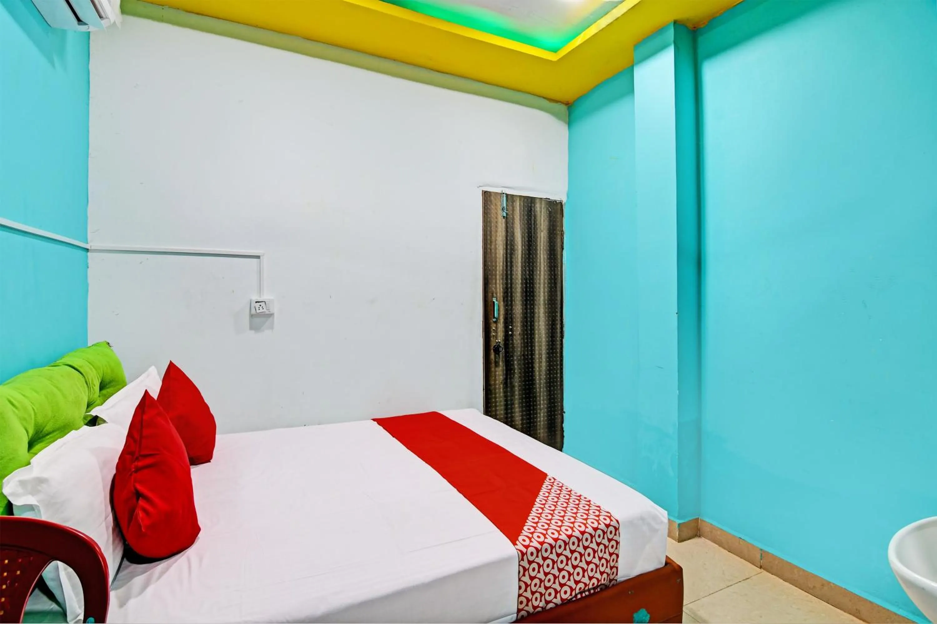 Bedroom in Hotel O Daffodil Lodge Dolphin restaurant