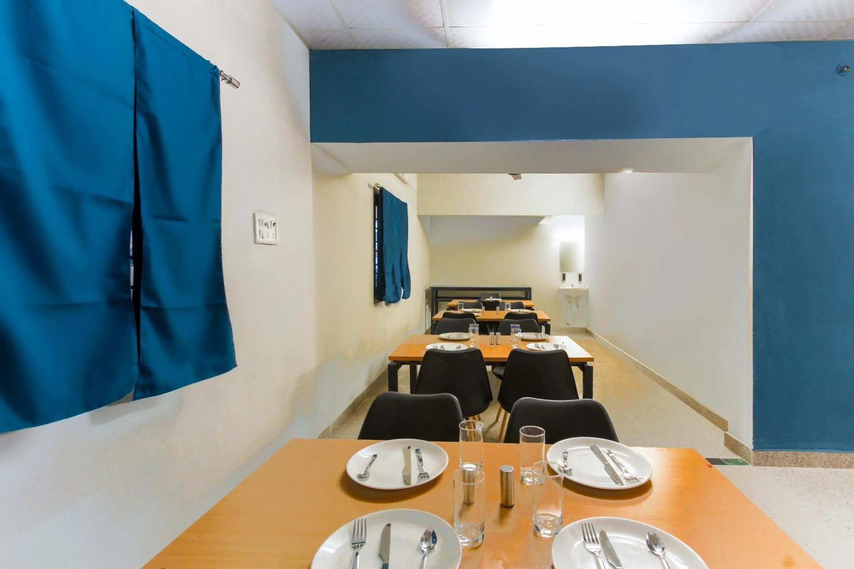 Restaurant/places to eat in Hotel O Murugan Rooms