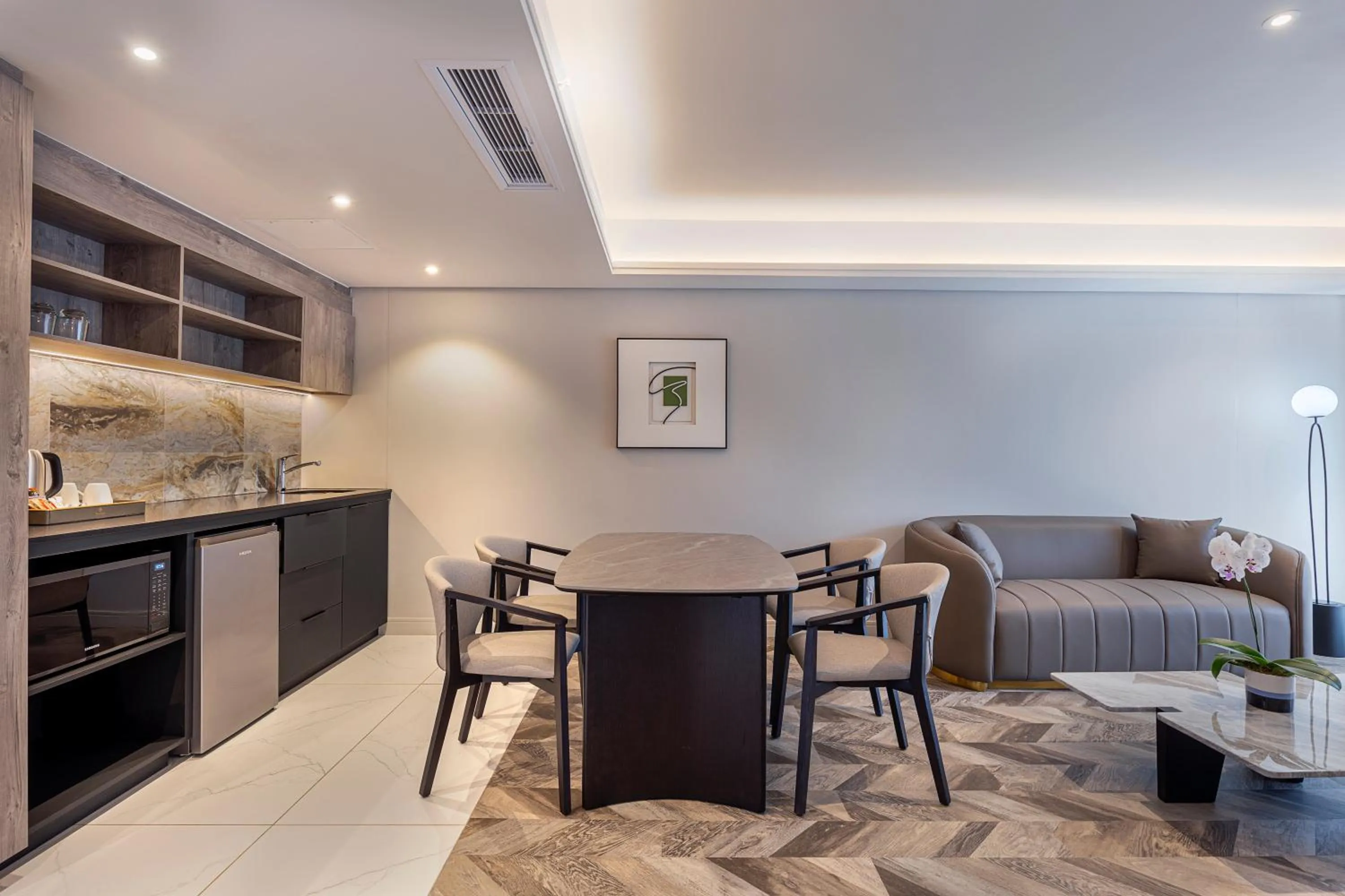 Kitchen or kitchenette in Coastlands Skye Hotel, Ridgeside, Umhlanga