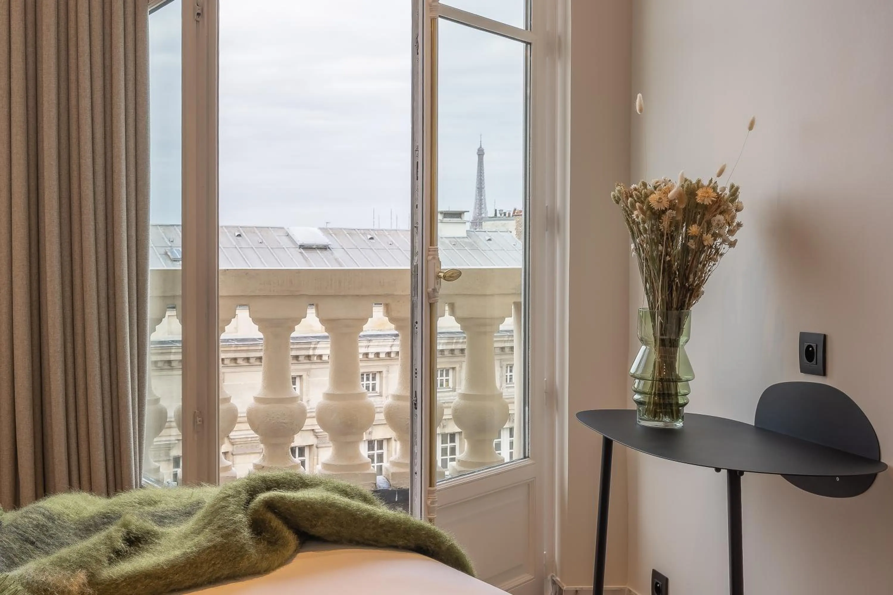 View (from property/room), Bed in Yuna Saint-Germain-des-Prés - Serviced Apartments