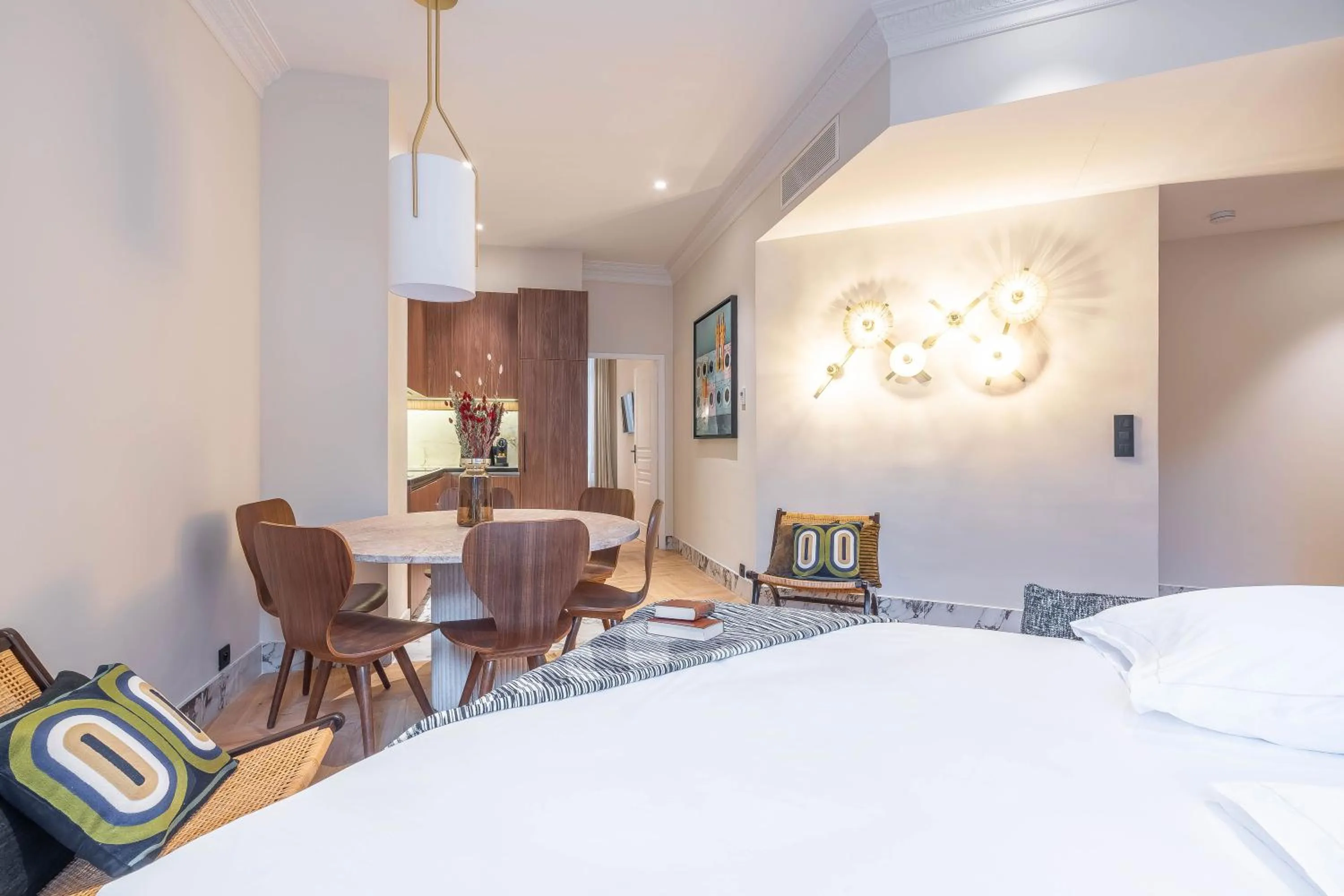 Dining area, Bed in Yuna Saint-Germain-des-Prés - Serviced Apartments