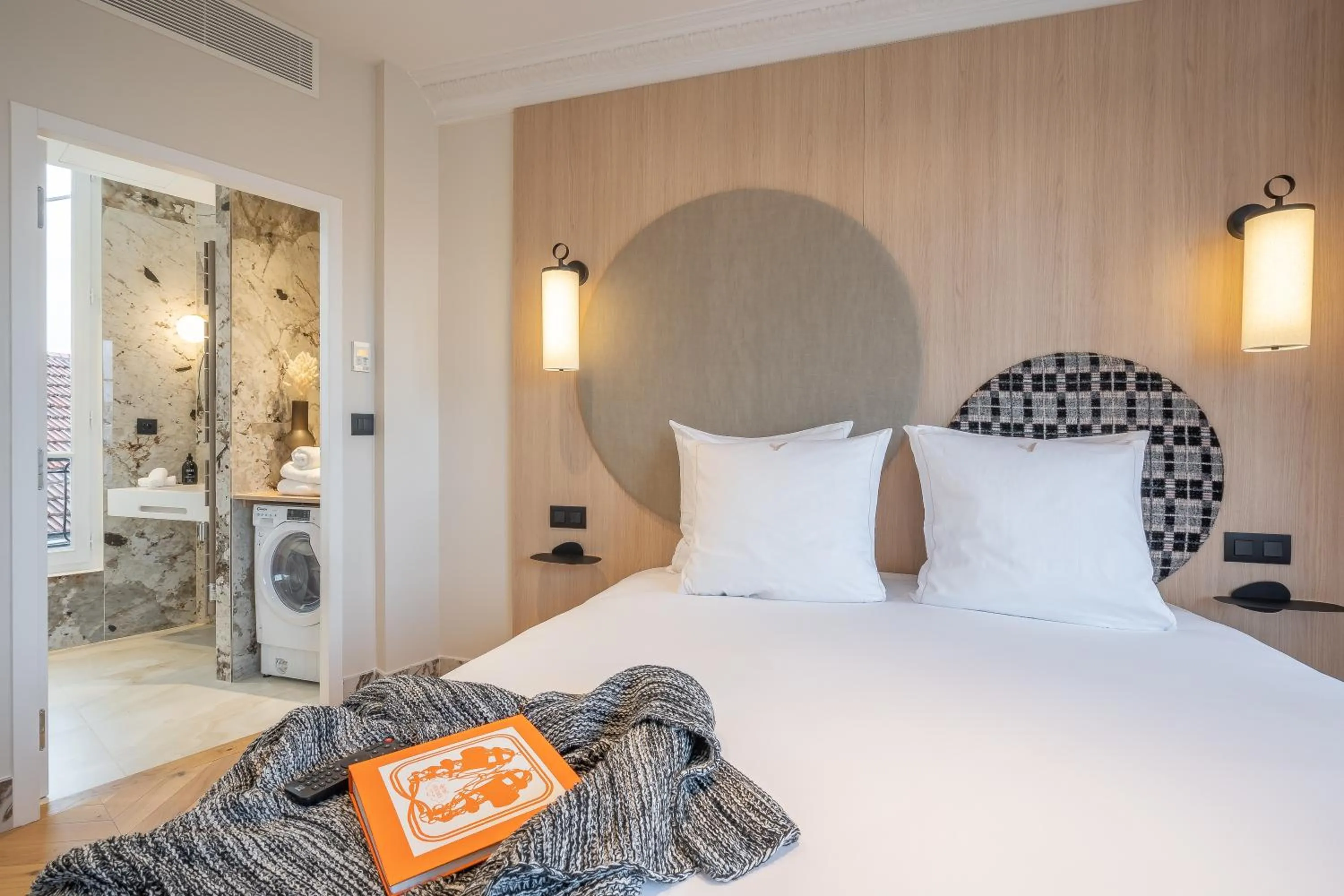 Bed in Yuna Saint-Germain-des-Prés - Serviced Apartments