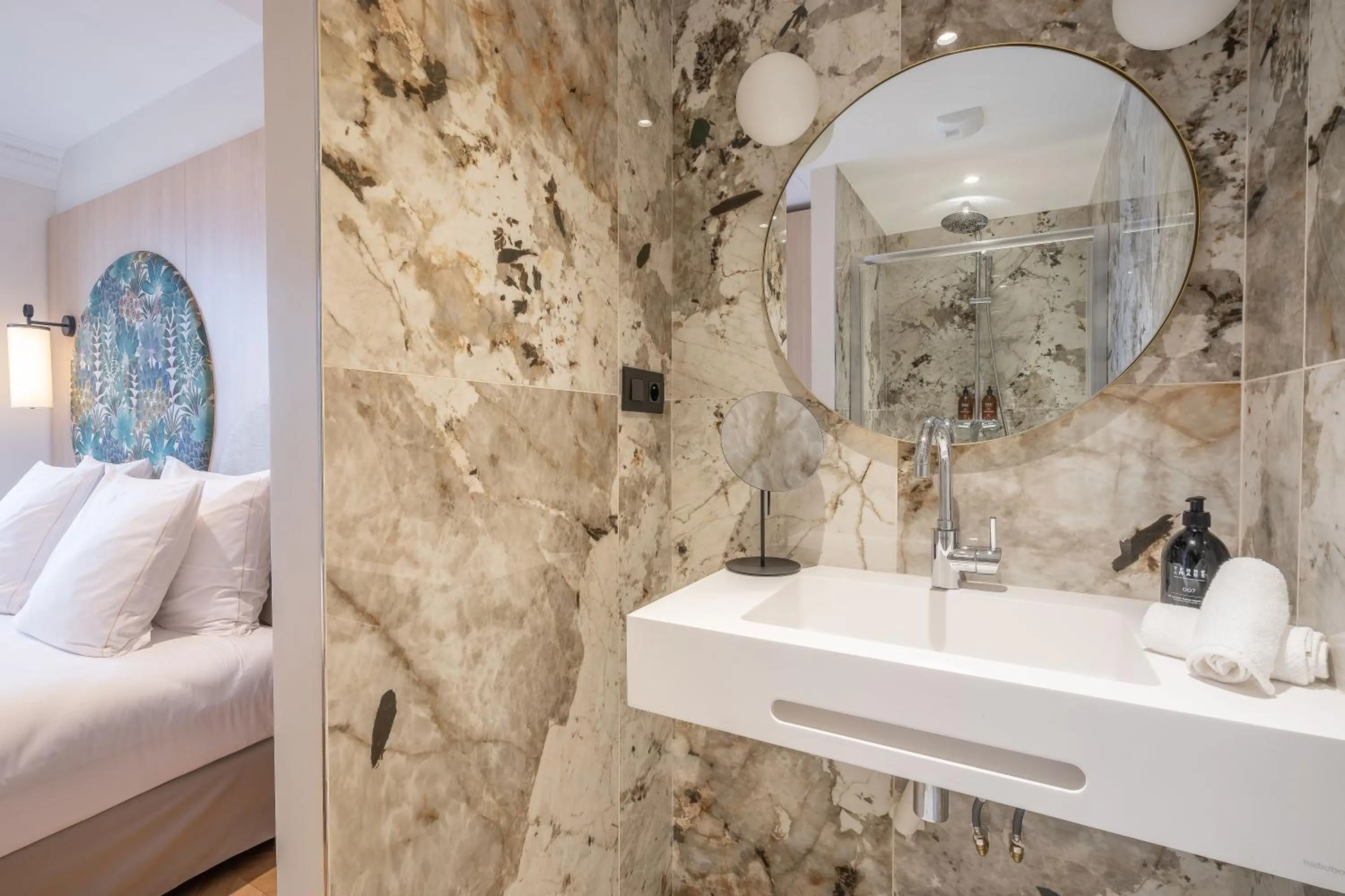 Bathroom, Bed in Yuna Saint-Germain-des-Prés - Serviced Apartments