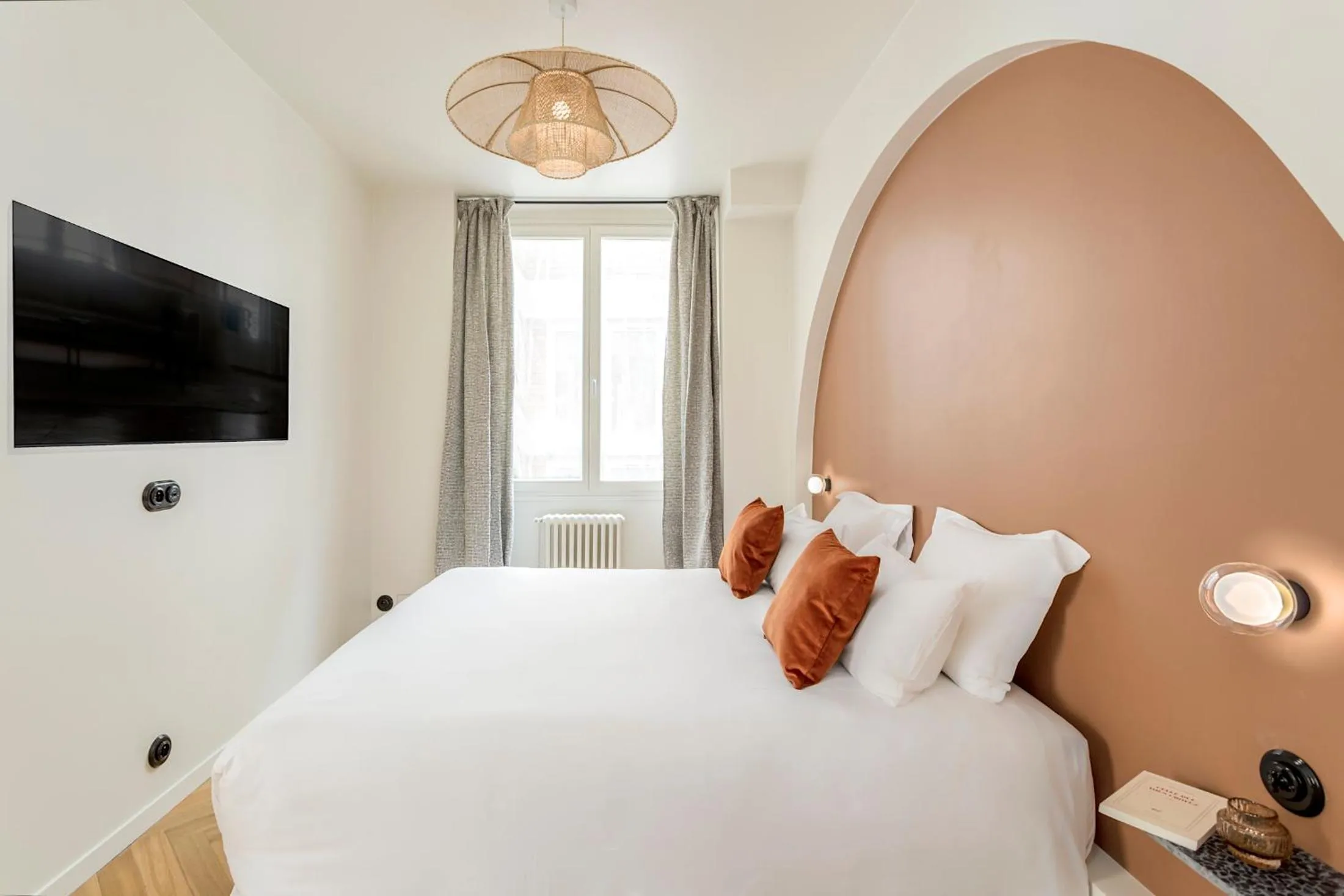 Bed in Habitat Parisien - Bourse Feydeau