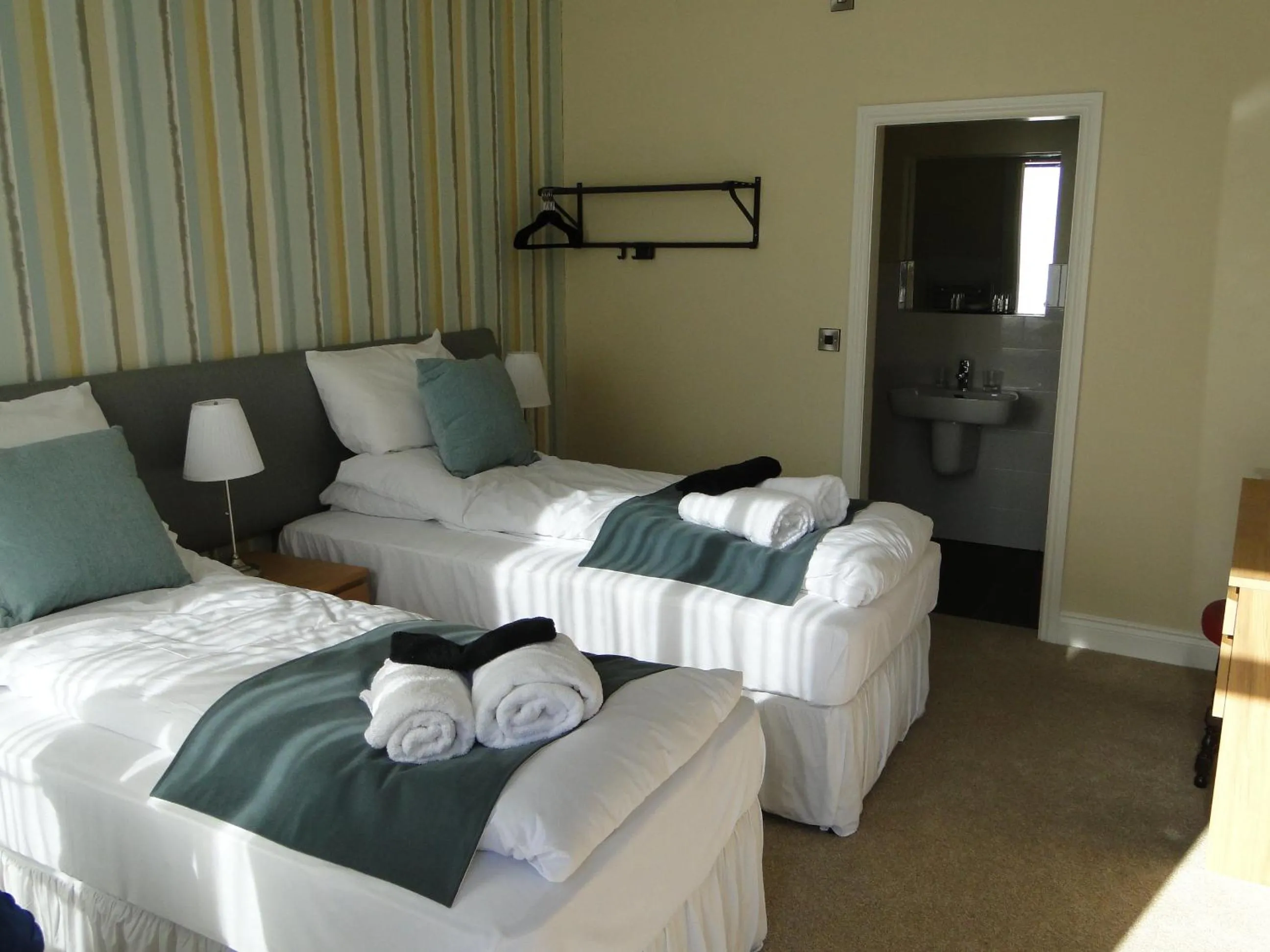 Photo of the whole room, Bed in The Maypole at Wellow