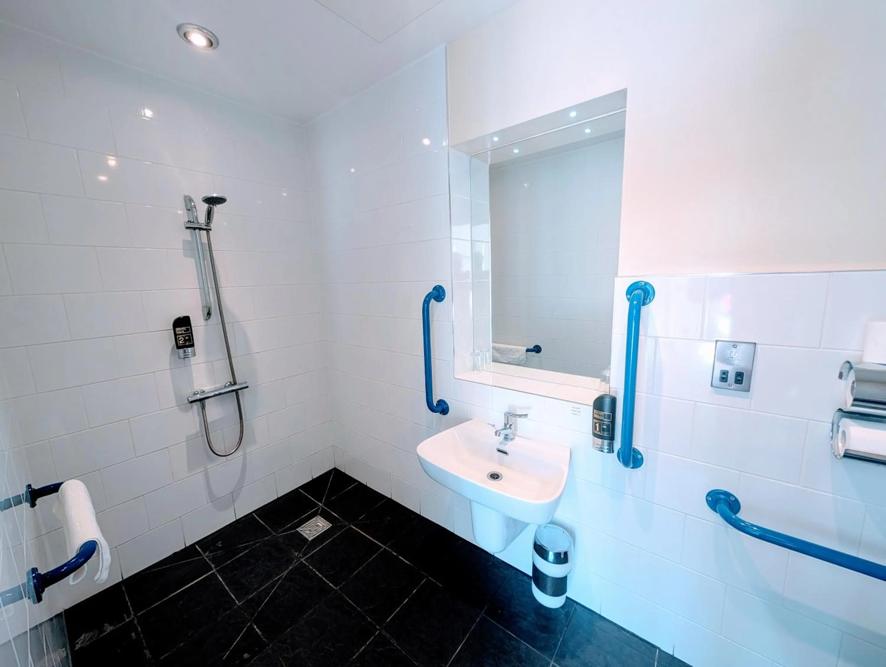 Shower in The Maypole at Wellow