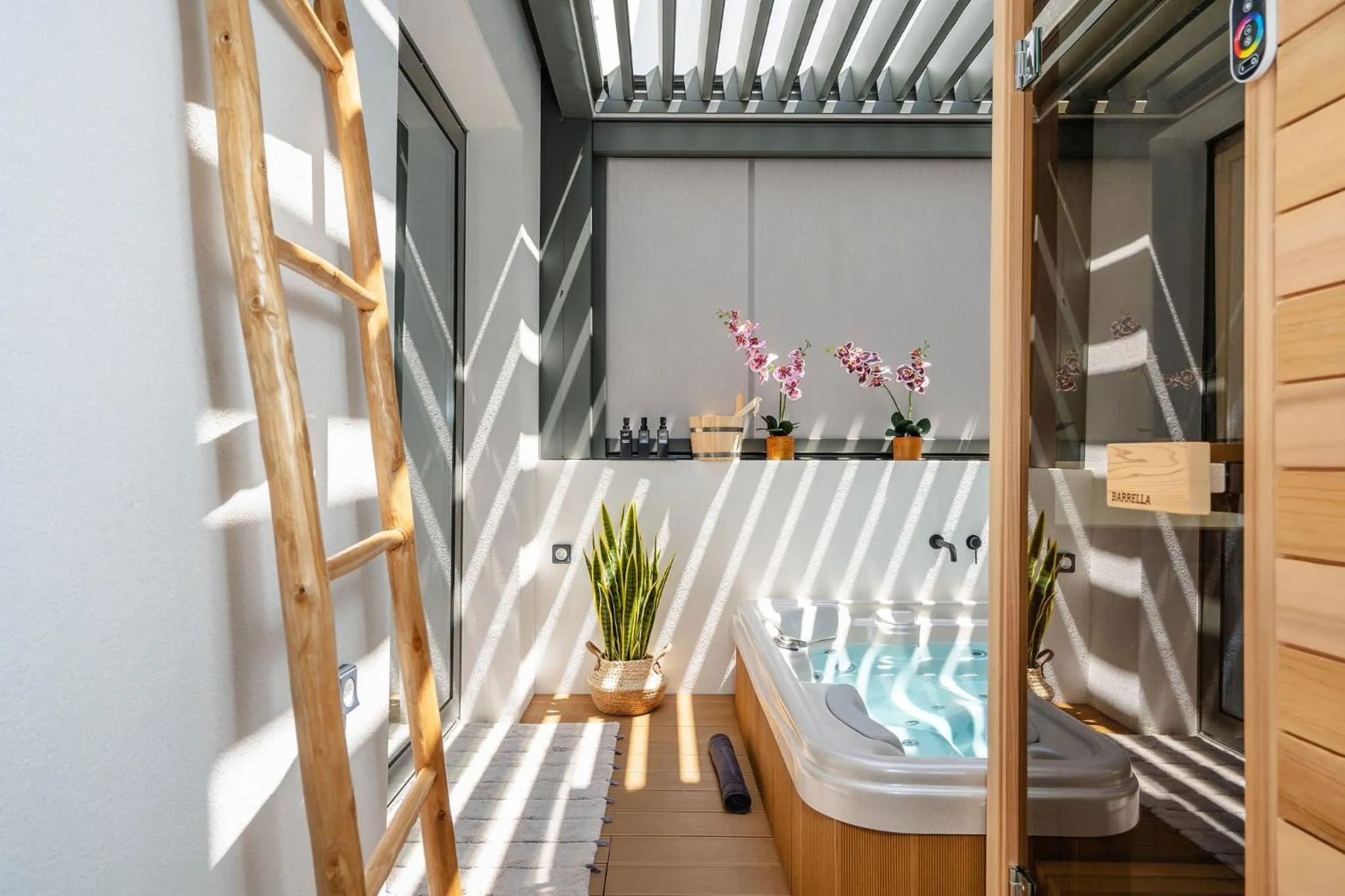 Hot Tub, Bed in Legato Spa Suites