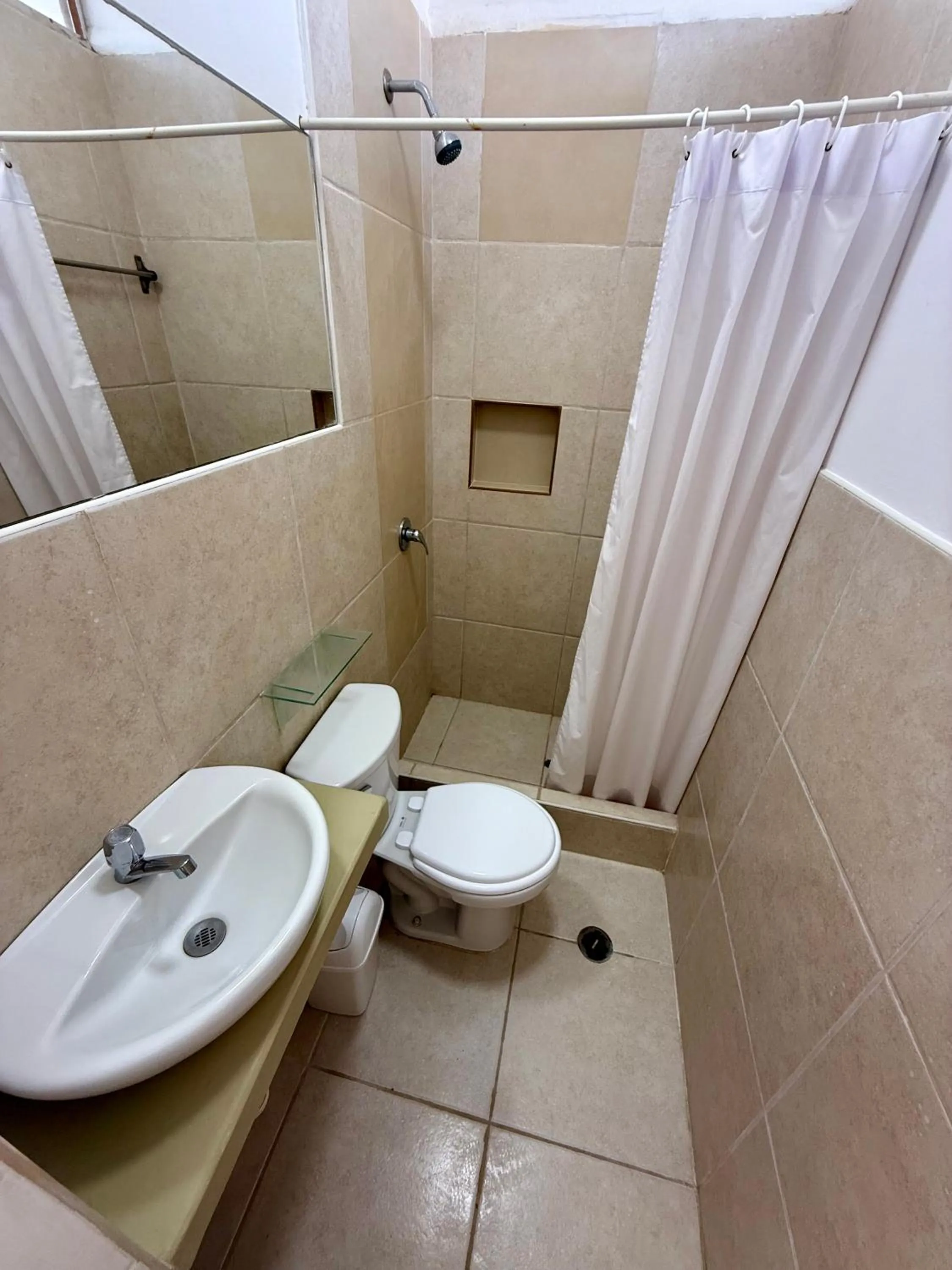 Shower in Hotel Puerto Antiguo