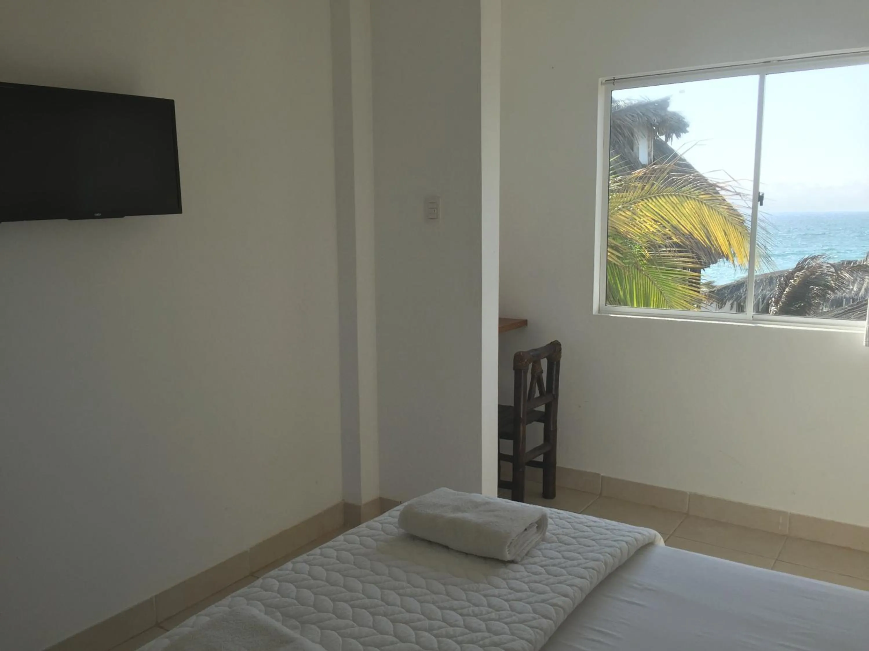 View (from property/room), Bed in Hotel Puerto Antiguo