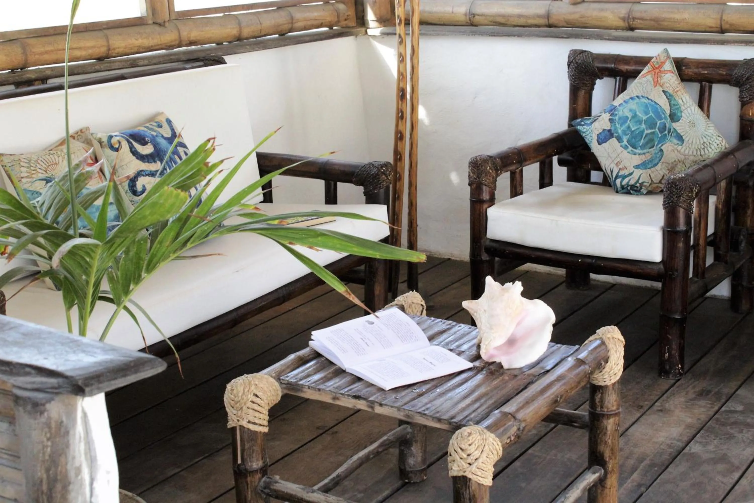 Balcony/Terrace, Bed in Hotel Puerto Antiguo