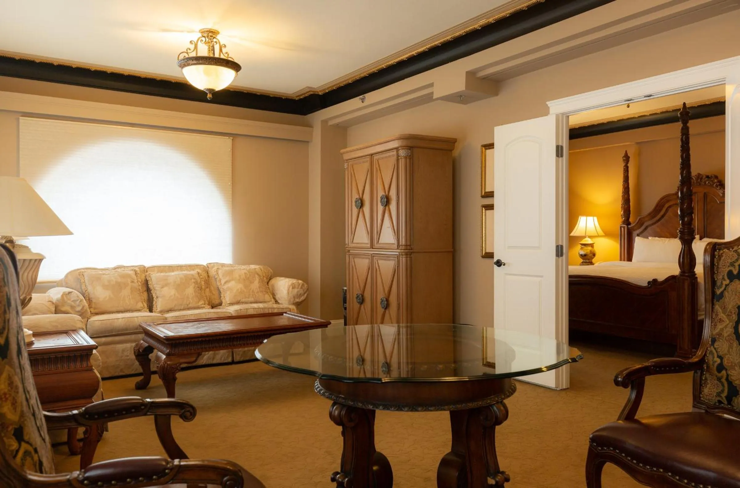 Living room in Grant Hall Hotel