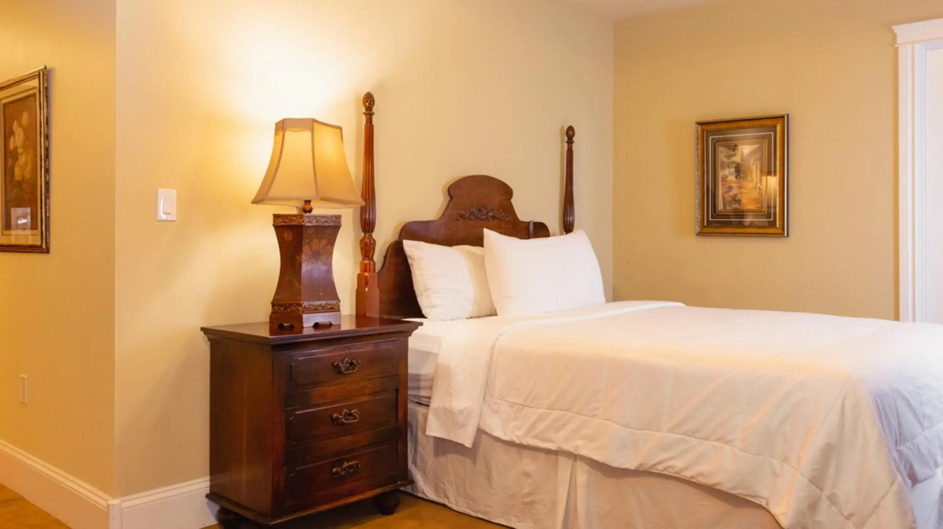 Economy Queen Room in Grant Hall Hotel Economy Queen Room in Grant Hall Hotel