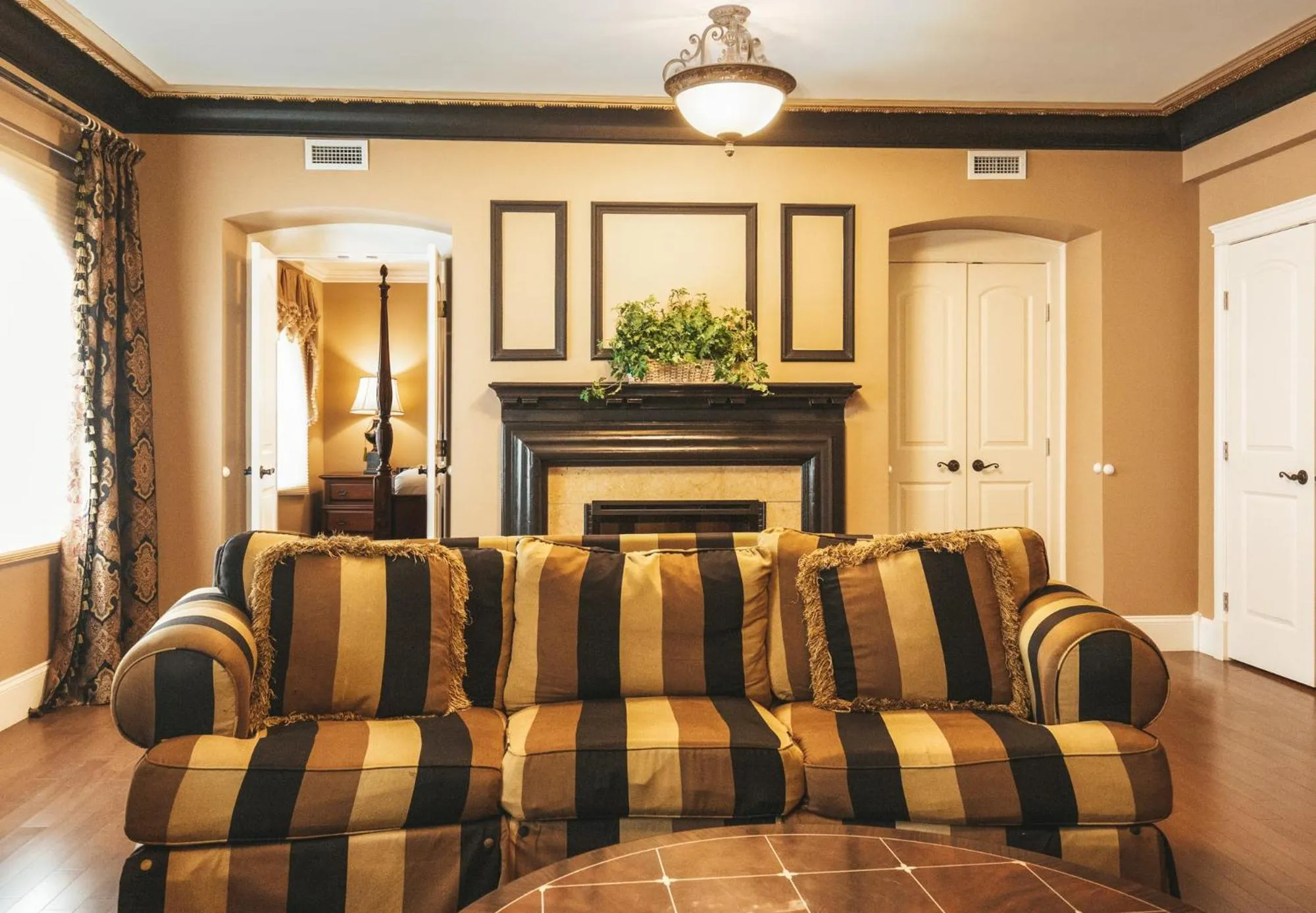 Living room in Grant Hall Hotel