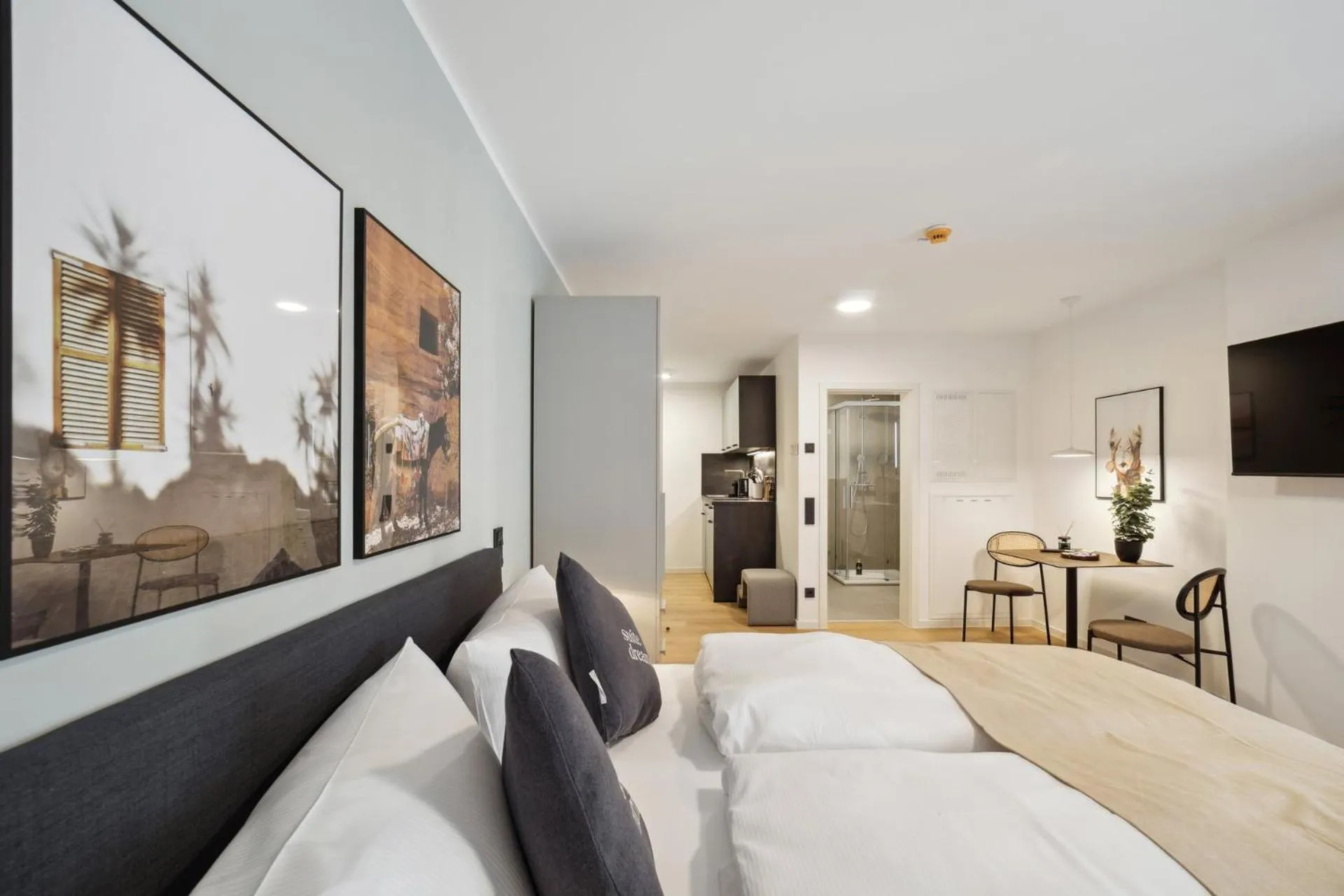 TV and multimedia, Bed in Limehome Nuremberg Celtisplatz