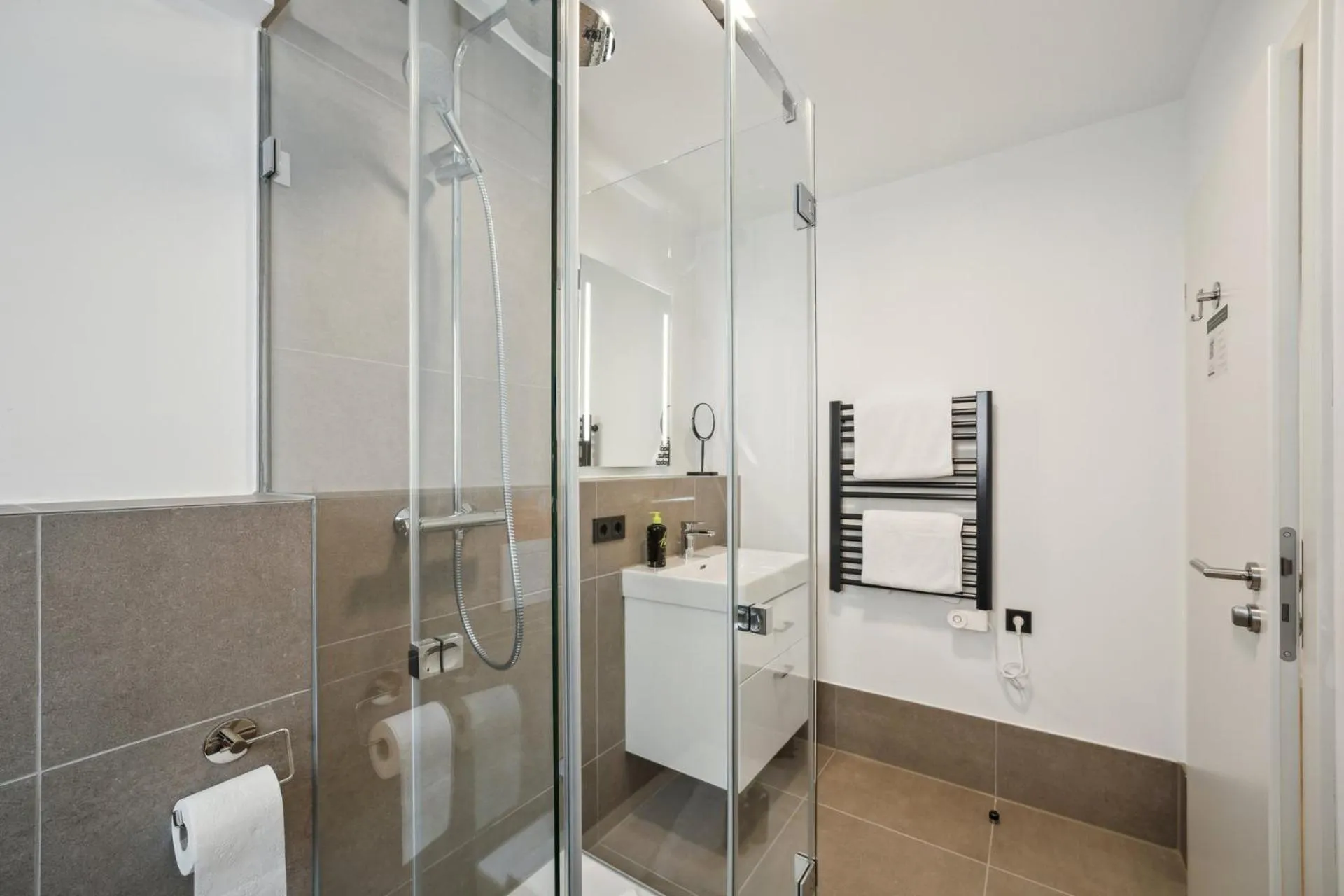 Shower in Limehome Nuremberg Celtisplatz