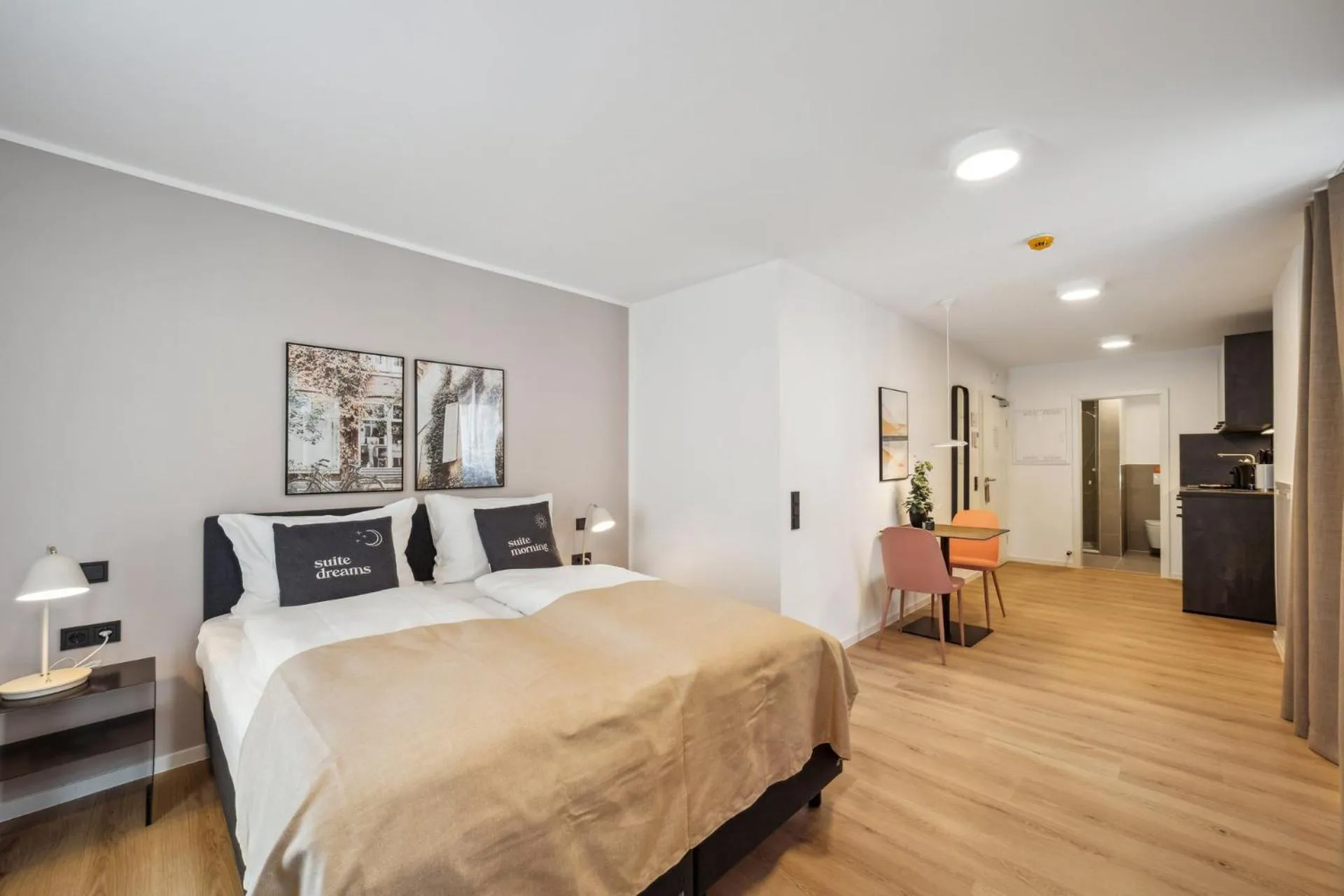 Photo of the whole room, Bed in Limehome Nuremberg Celtisplatz