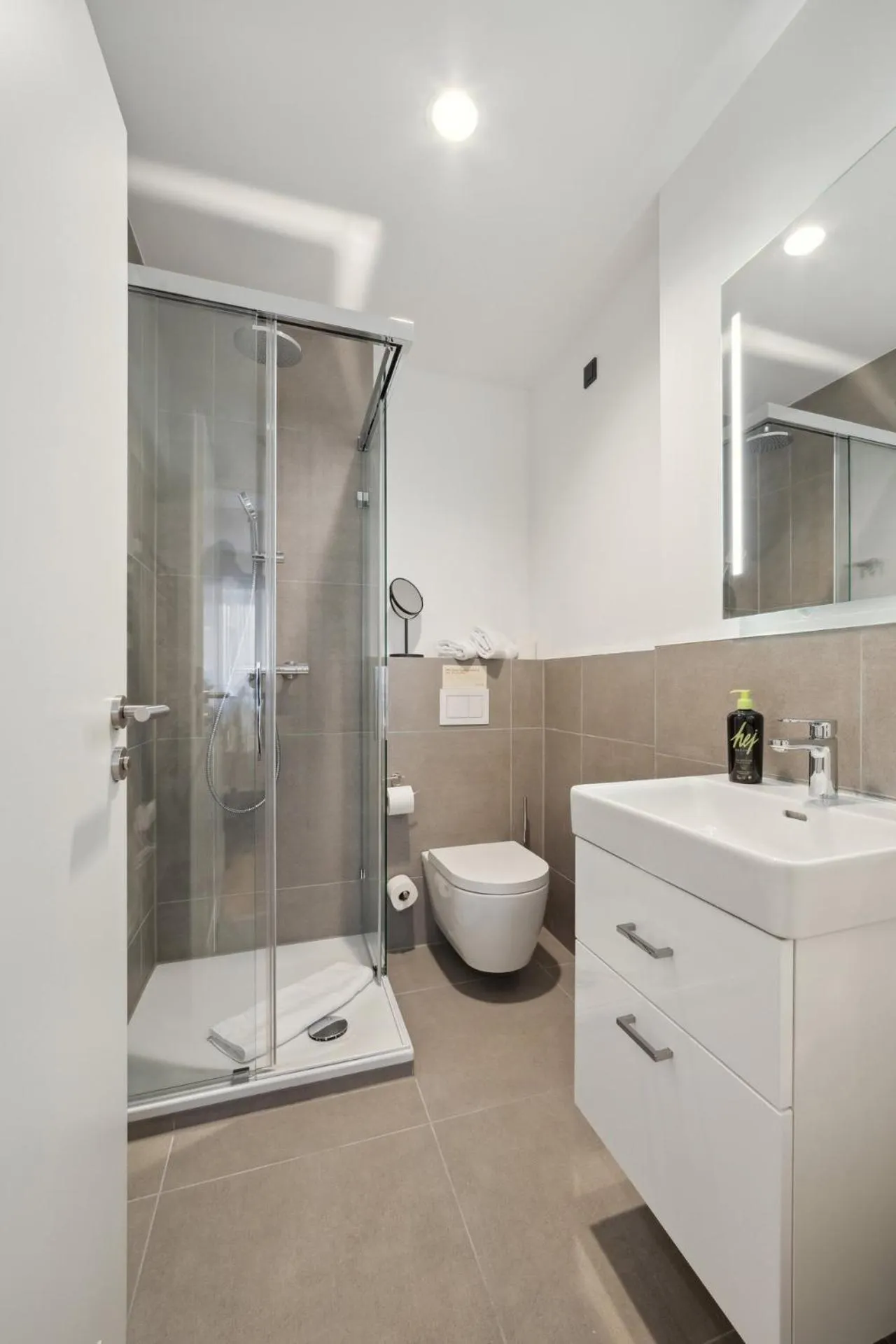 Shower in Limehome Nuremberg Celtisplatz