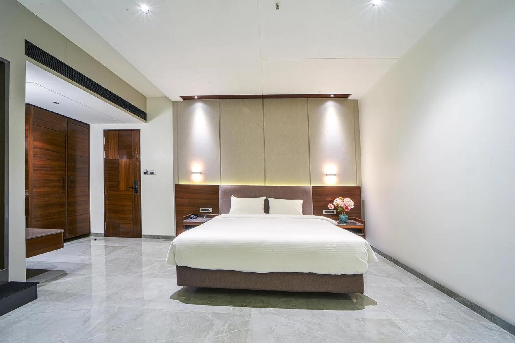 View (from property/room), Bed in Hotel Devgiri Inn and Restaurant