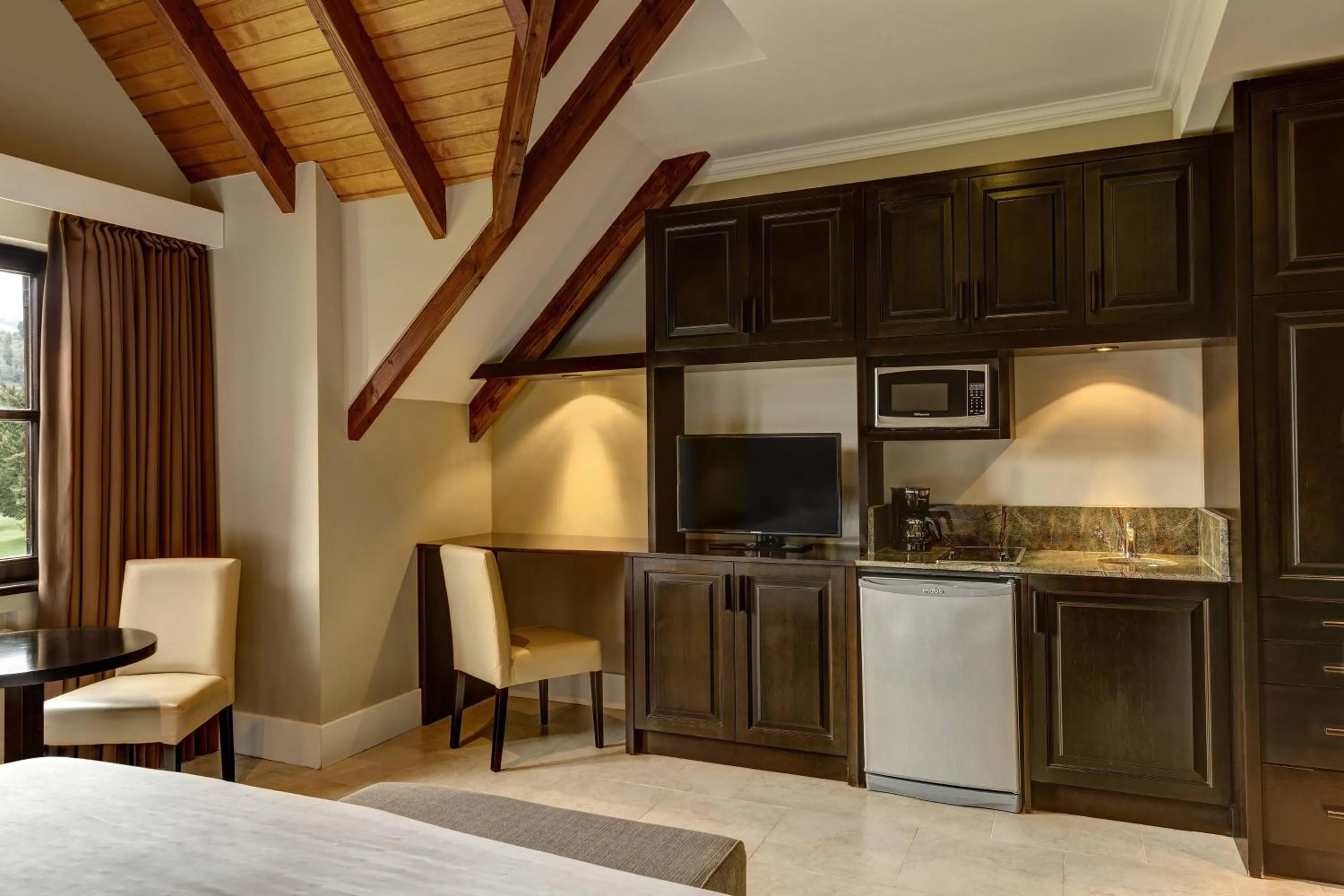 Kitchen or kitchenette, Bed in Arelauquen Lodge, a Tribute Portfolio Hotel