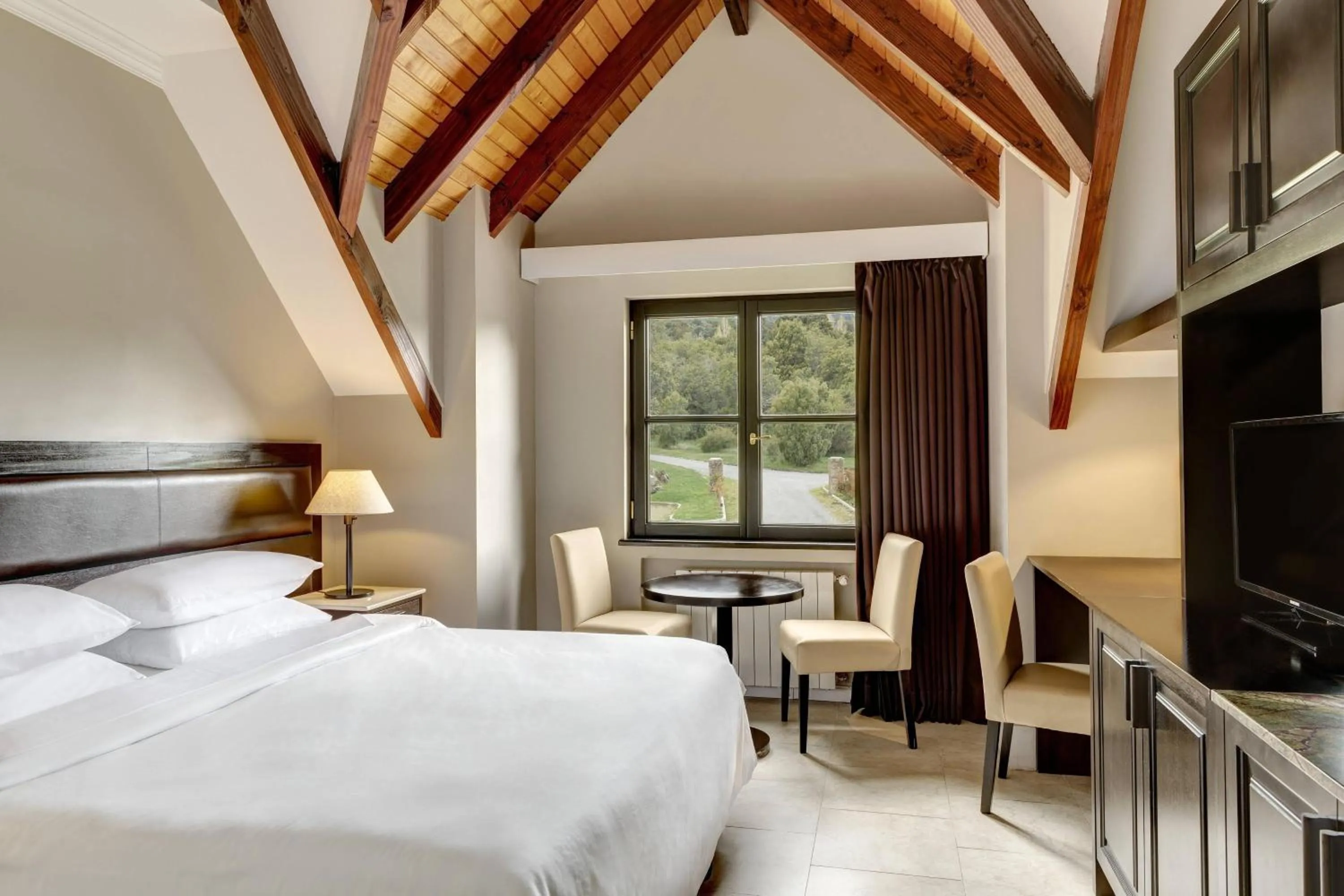 Photo of the whole room, Bed in Arelauquen Lodge, a Tribute Portfolio Hotel