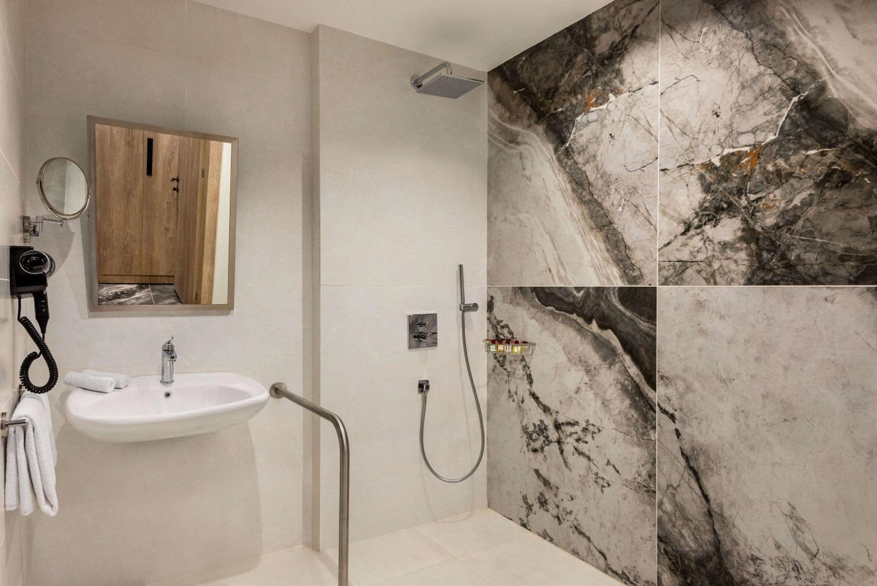 Shower in Ramada Plaza By Wyndham Batman