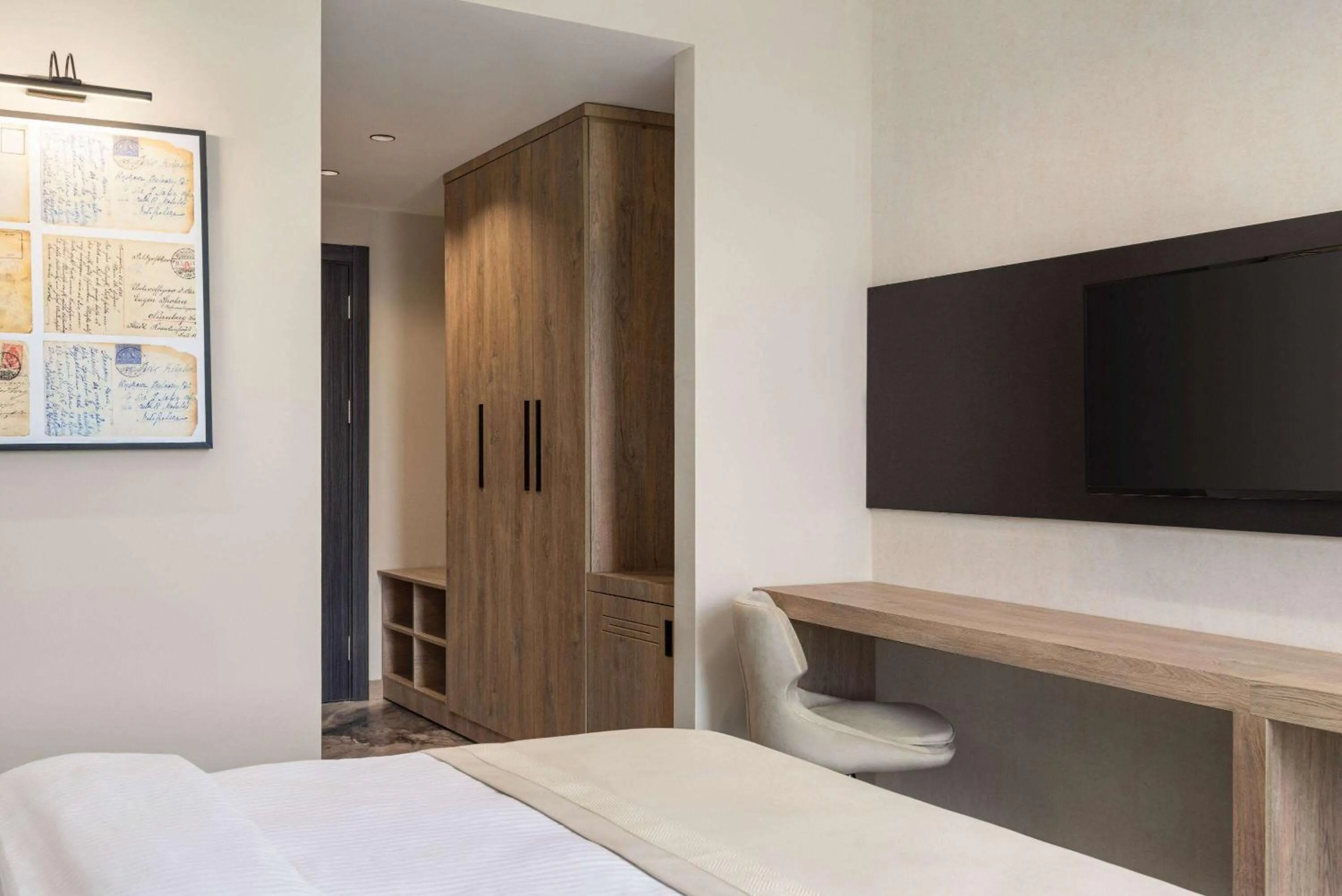 Photo of the whole room, Bed in Ramada Plaza By Wyndham Batman