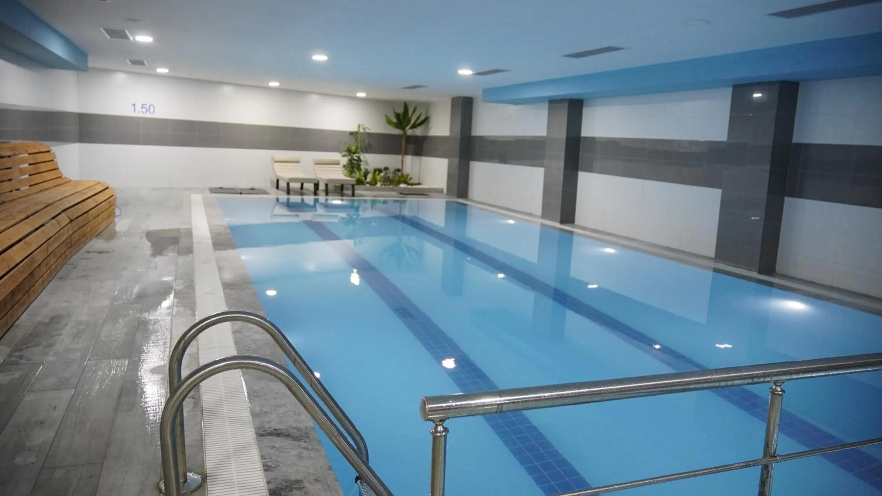 Swimming pool in Ramada Plaza By Wyndham Batman