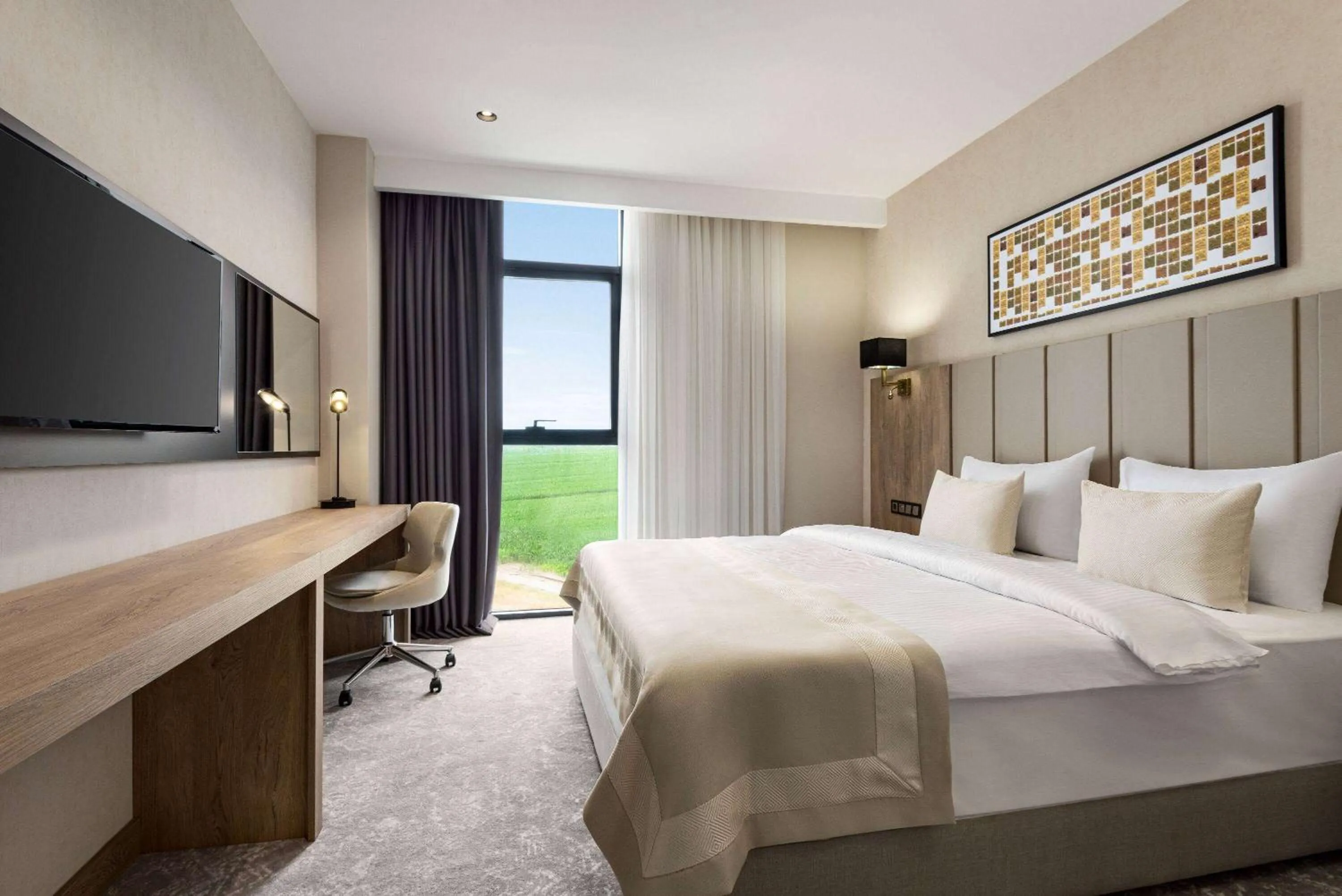 Photo of the whole room, Bed in Ramada Plaza By Wyndham Batman