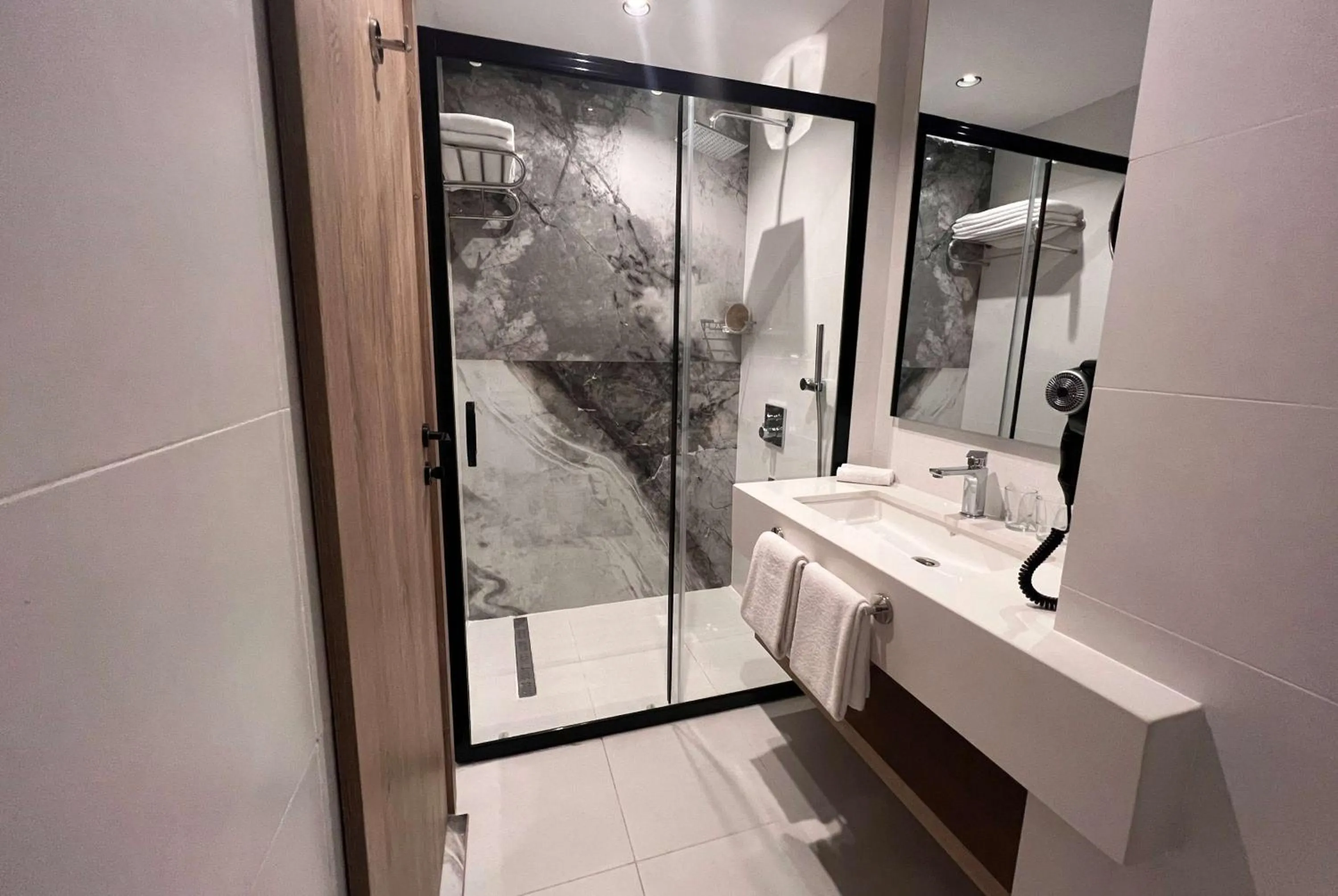 TV and multimedia in Ramada Plaza By Wyndham Batman