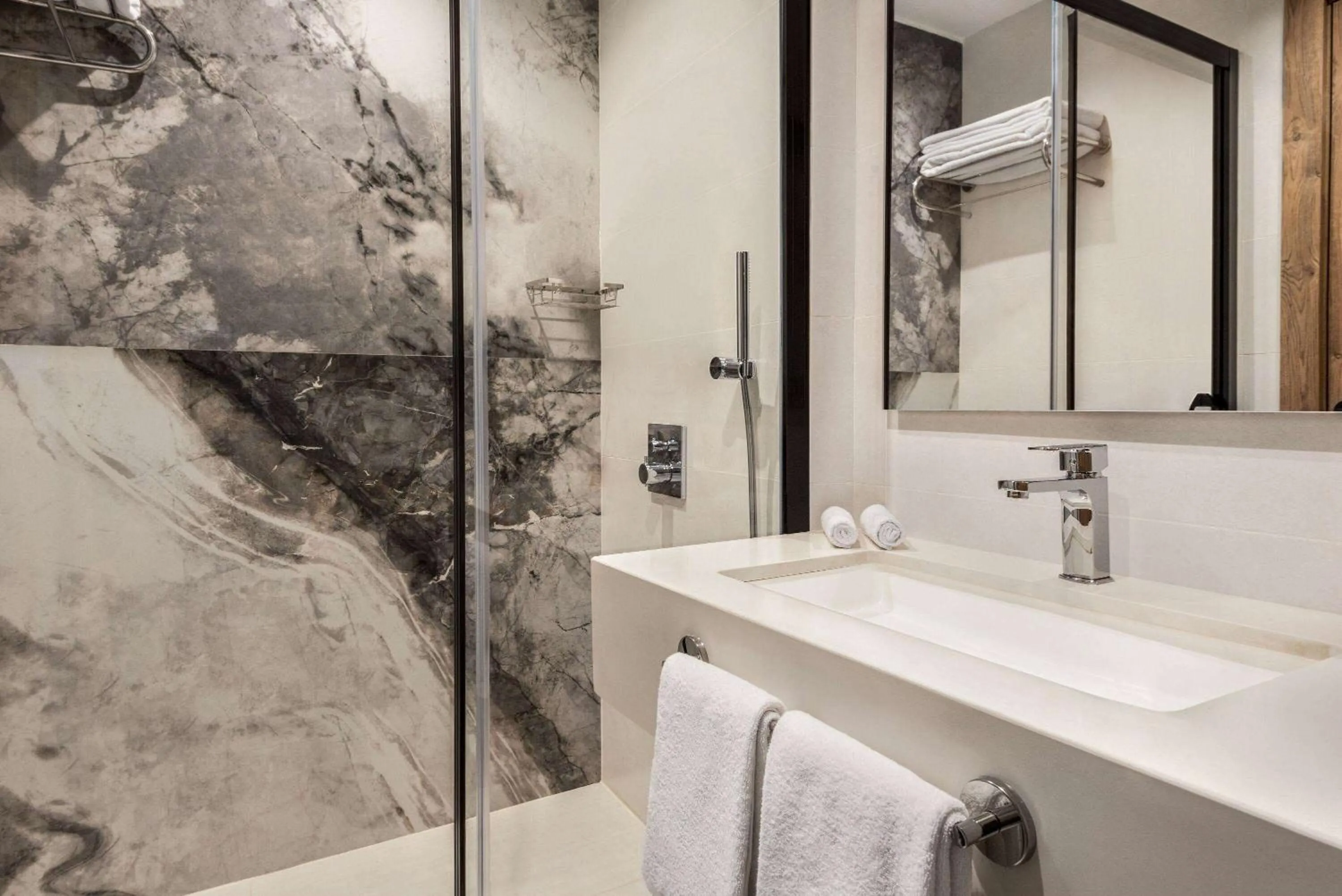 TV and multimedia in Ramada Plaza By Wyndham Batman