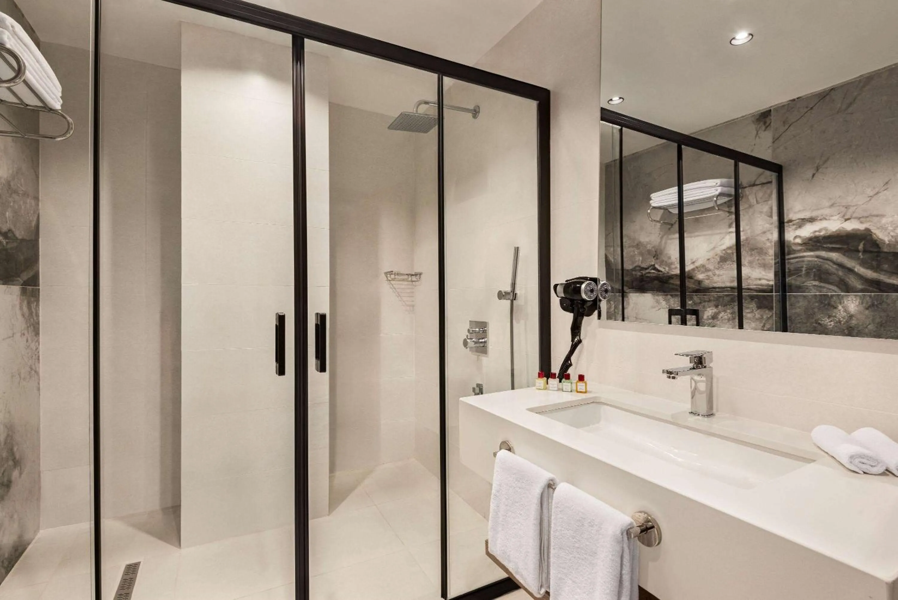 TV and multimedia in Ramada Plaza By Wyndham Batman