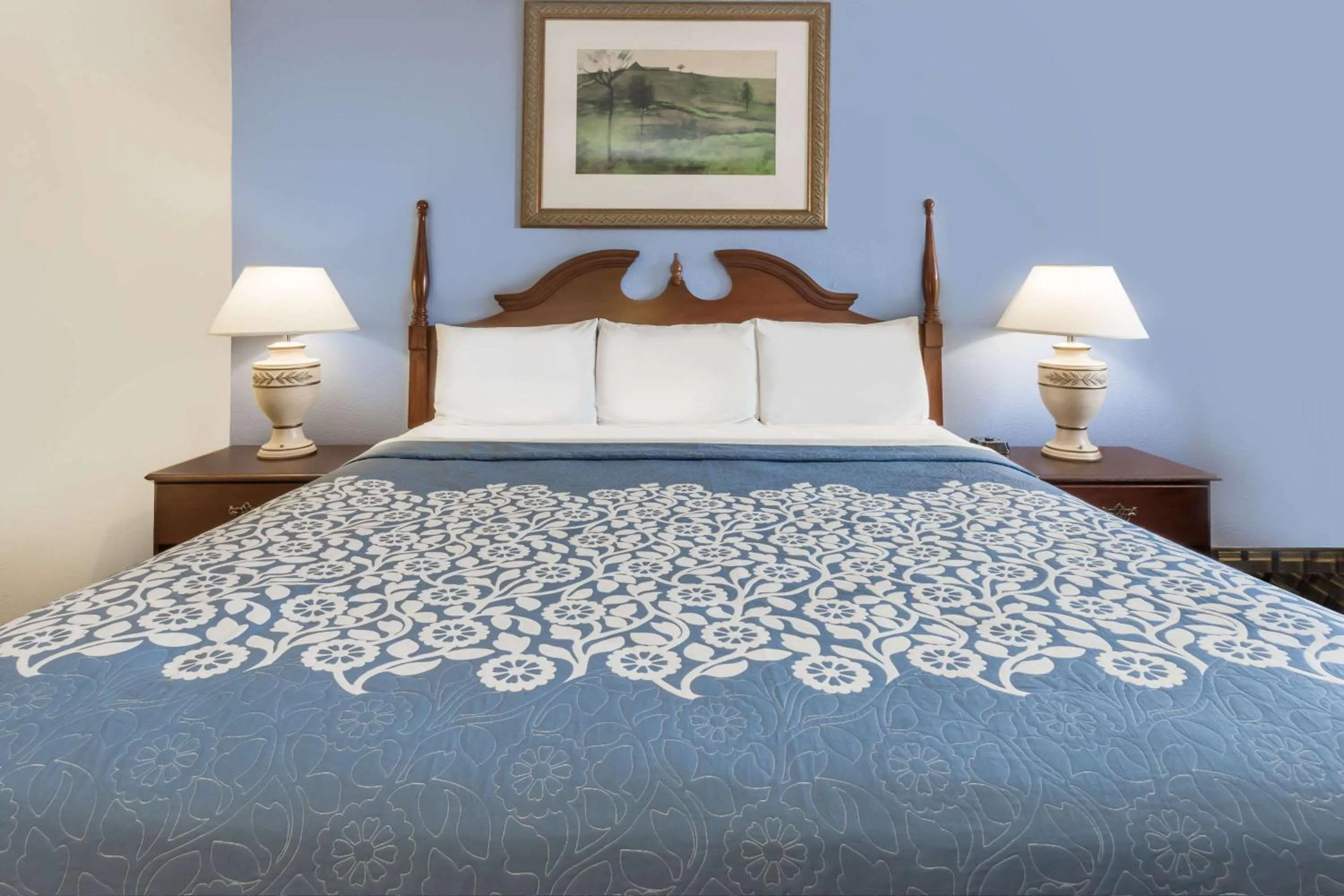 Photo of the whole room, Bed in Days Inn by Wyndham Plymouth