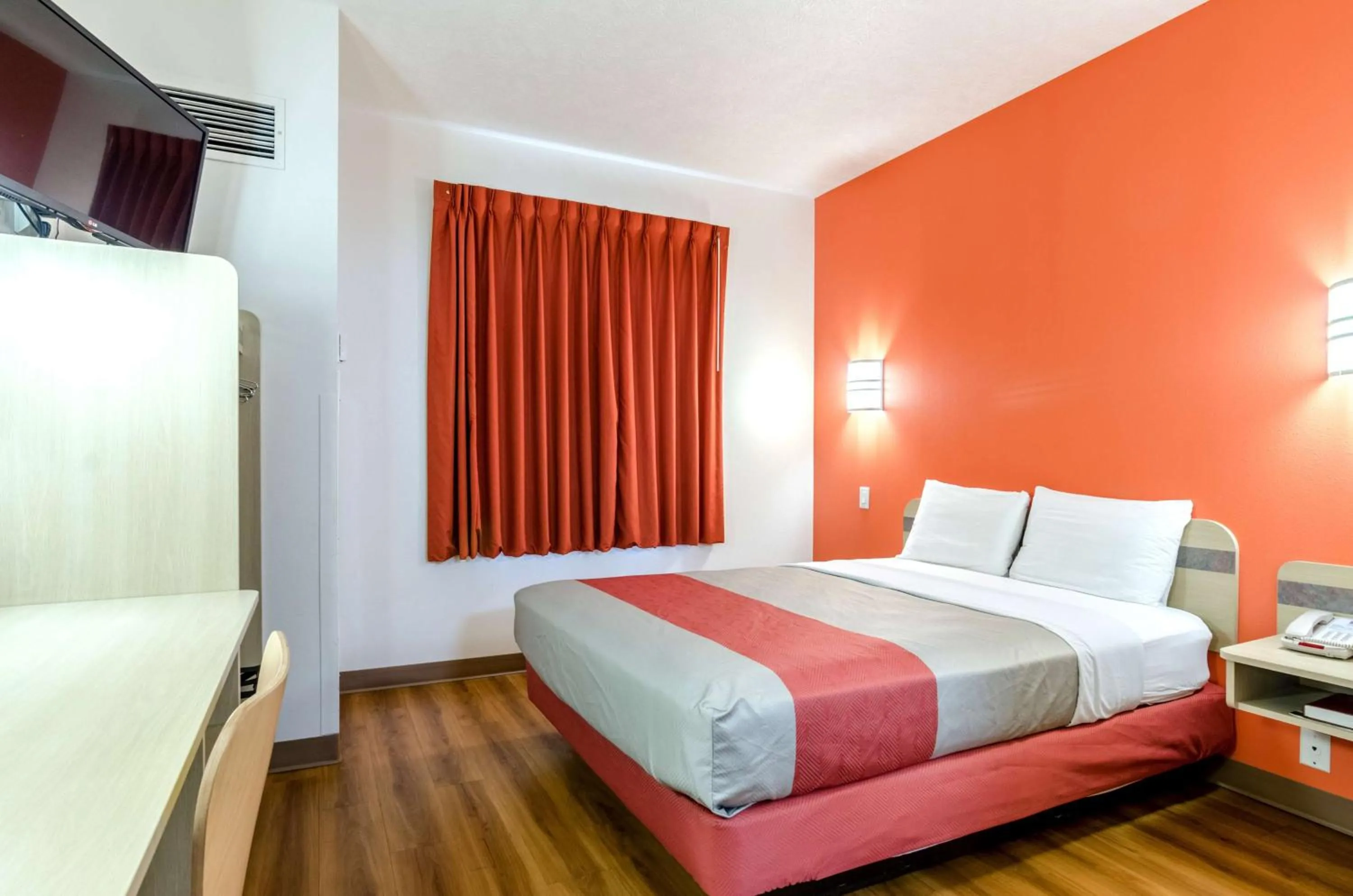 Photo of the whole room, Bed in Motel 6-Kearney, NE