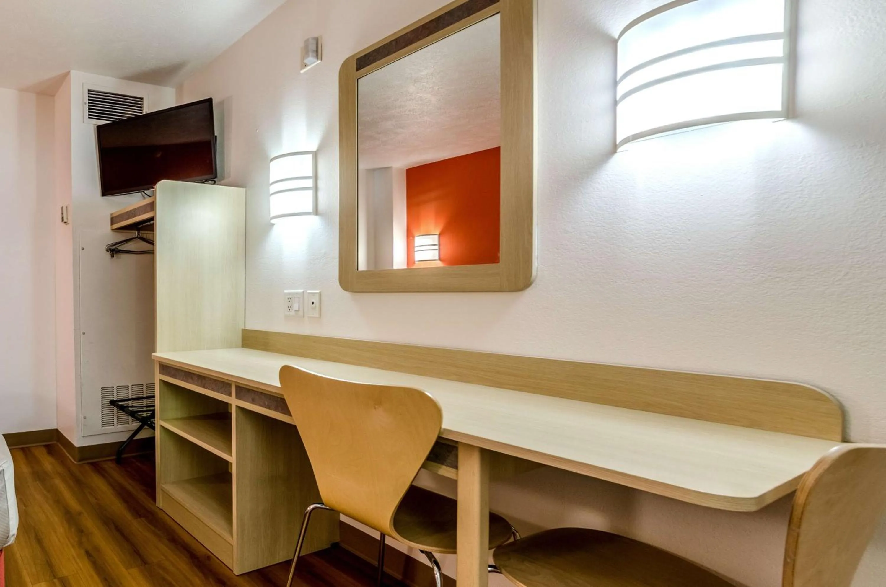 Photo of the whole room in Motel 6-Kearney, NE