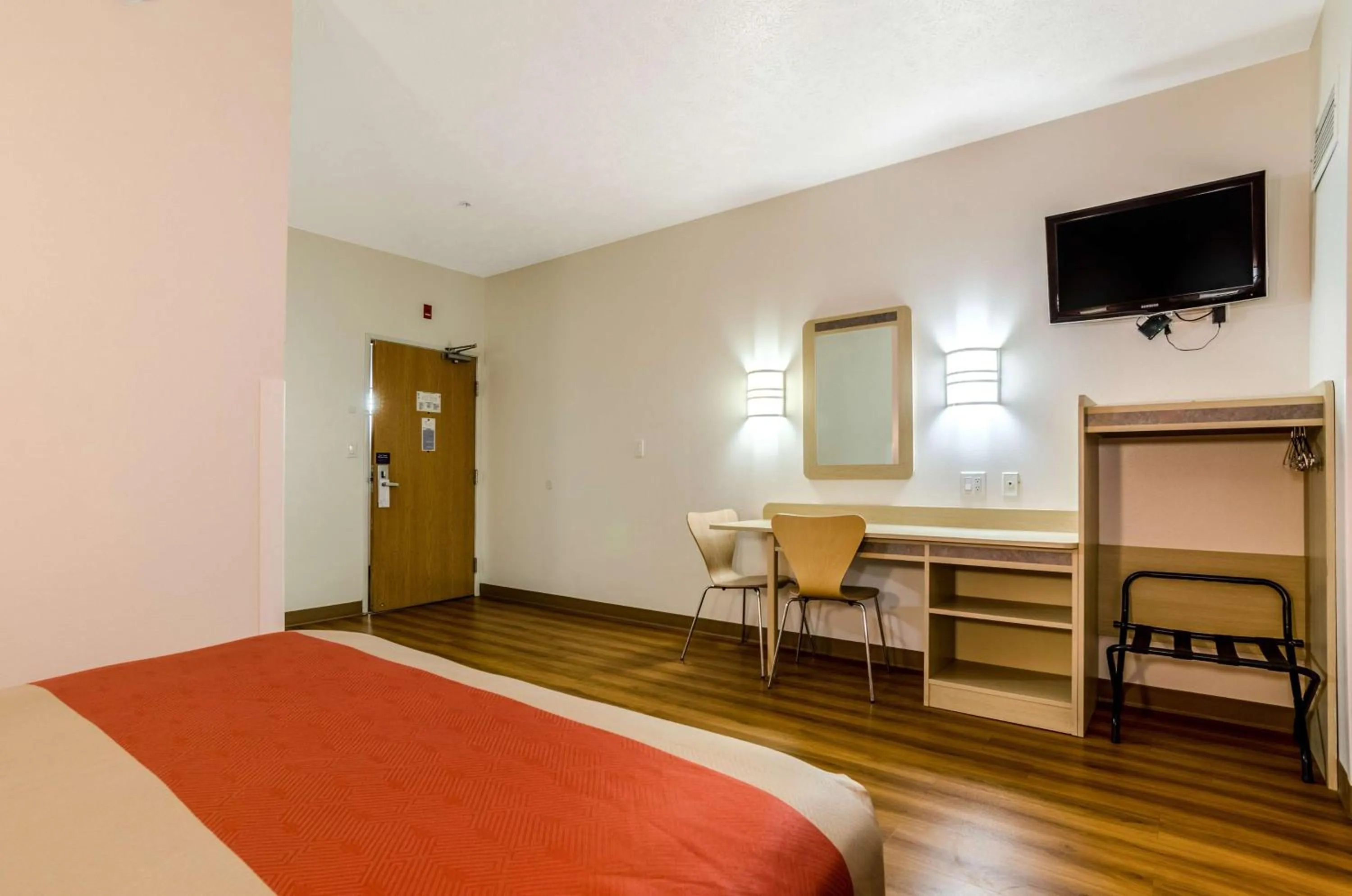 Photo of the whole room, Bed in Motel 6-Kearney, NE