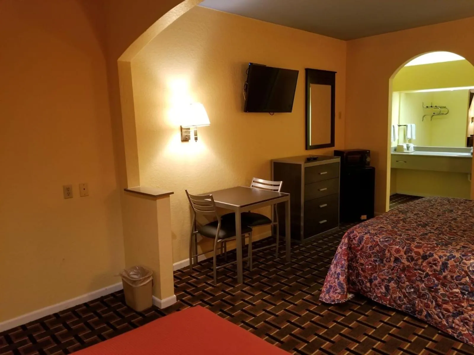 Communal lounge/ TV room, Bed in Texan Inn & Suites