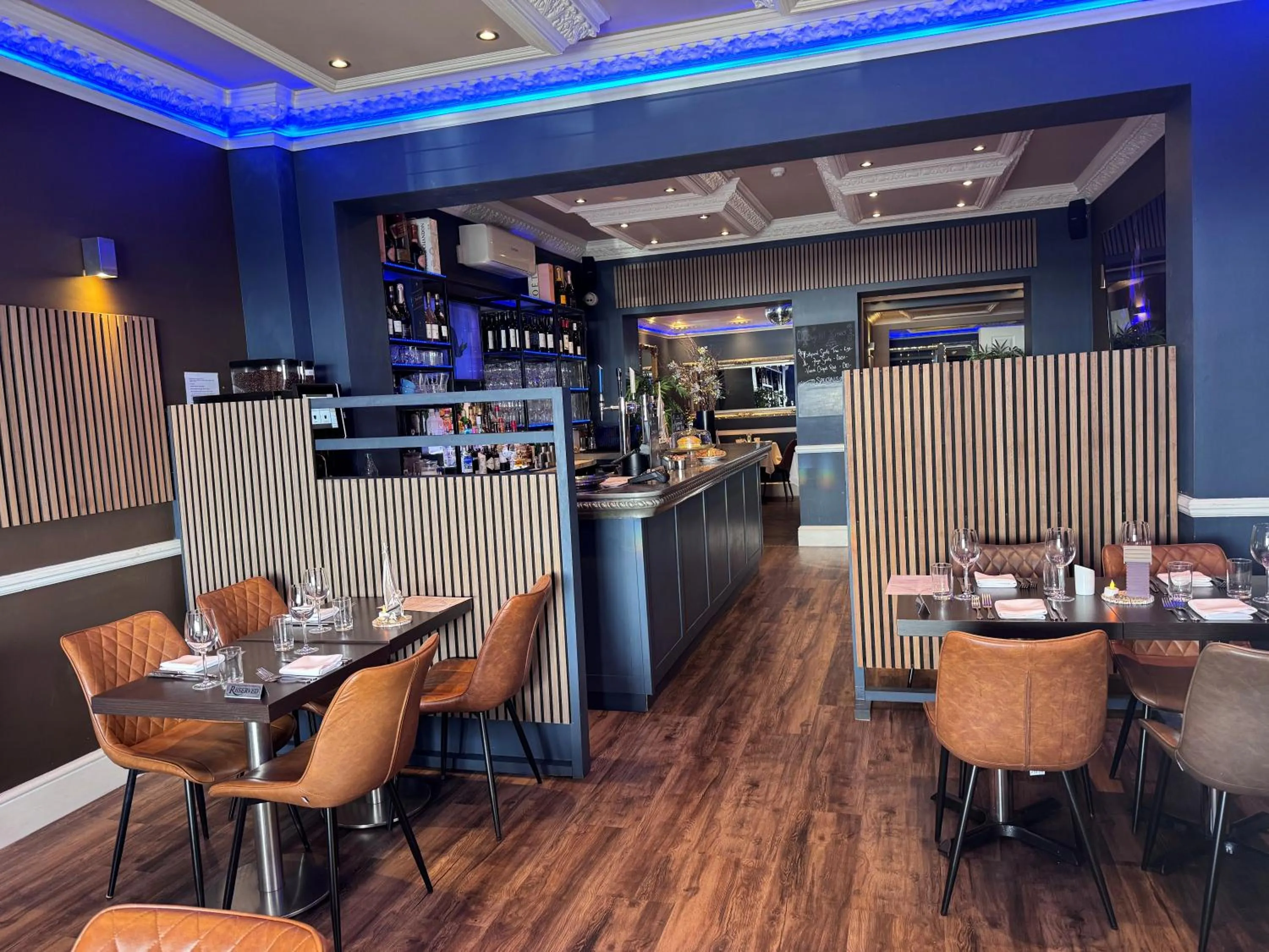 Restaurant/places to eat in Camelia Hotel