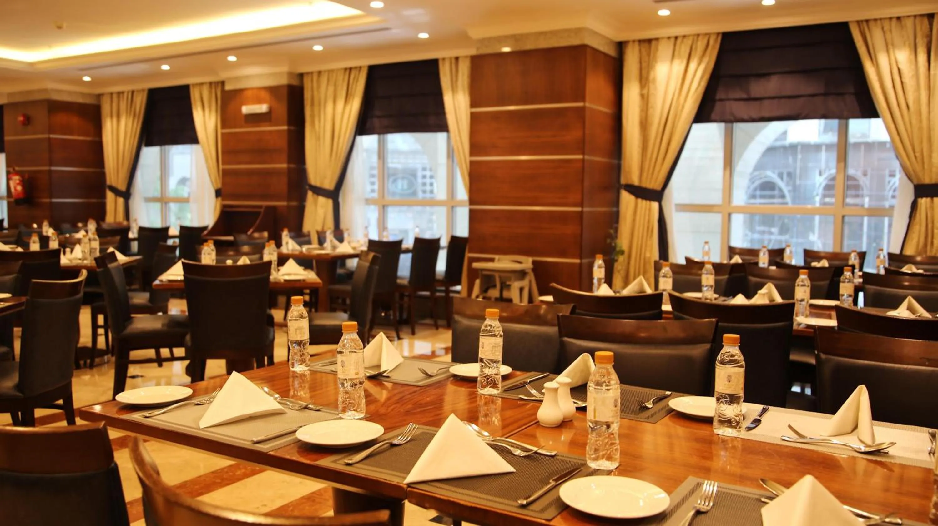 Restaurant/places to eat in فندق نزل رويال Nozol Royal Hotel