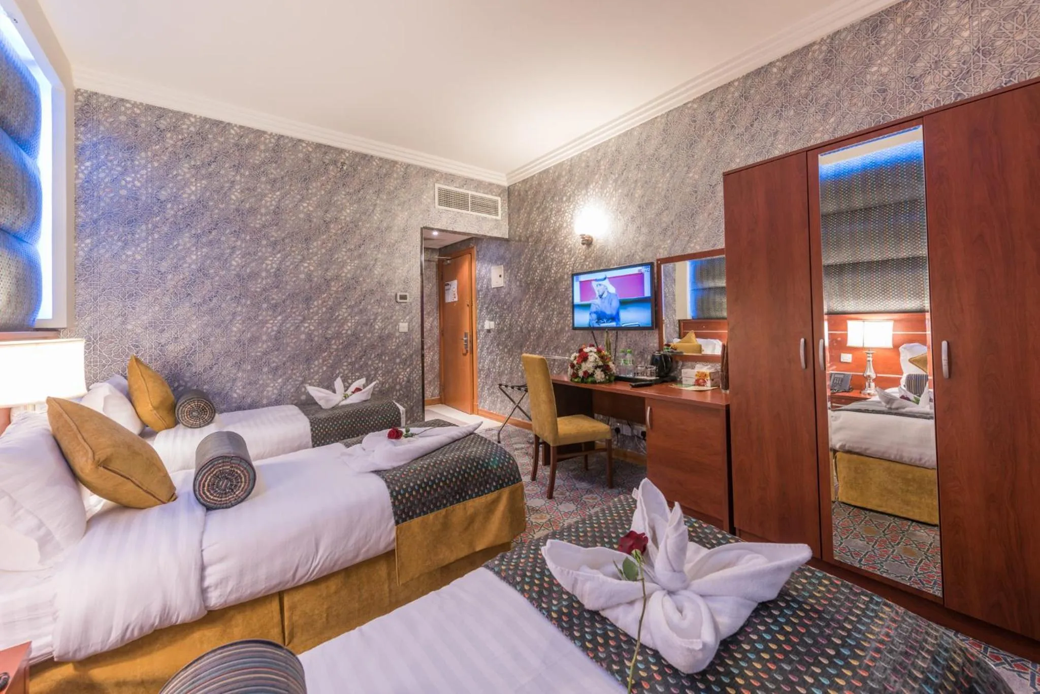 Living room, Bed in Nusk Al Madinah