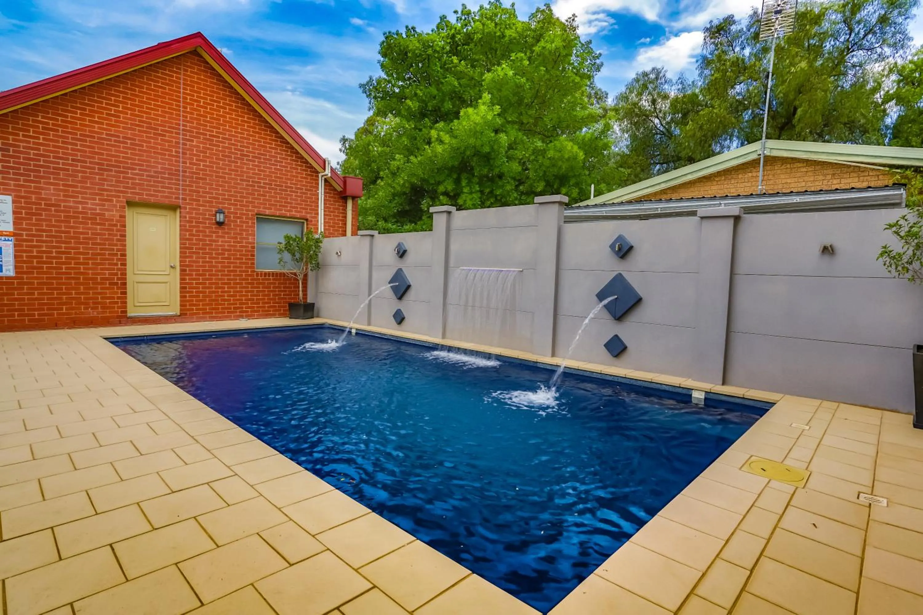 Swimming pool in Murray Waters Motor Inn & Apartments