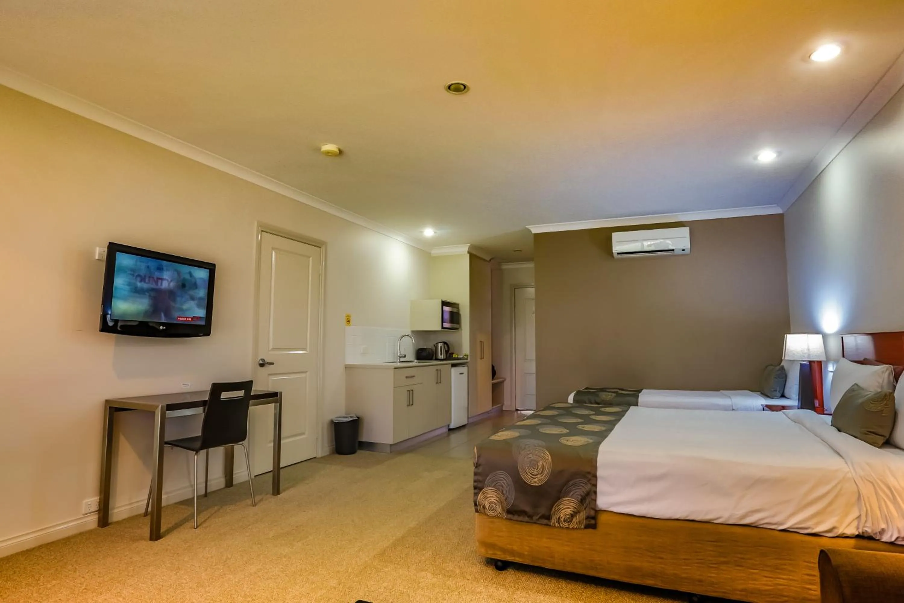 Photo of the whole room, Bed in Murray Waters Motor Inn & Apartments