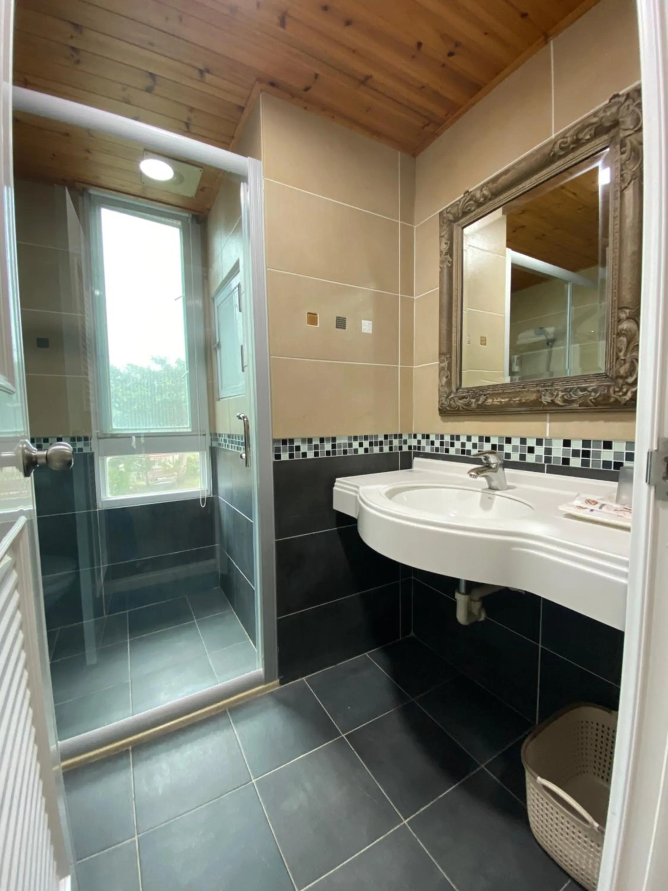 Shower in Mamalulu Hostel