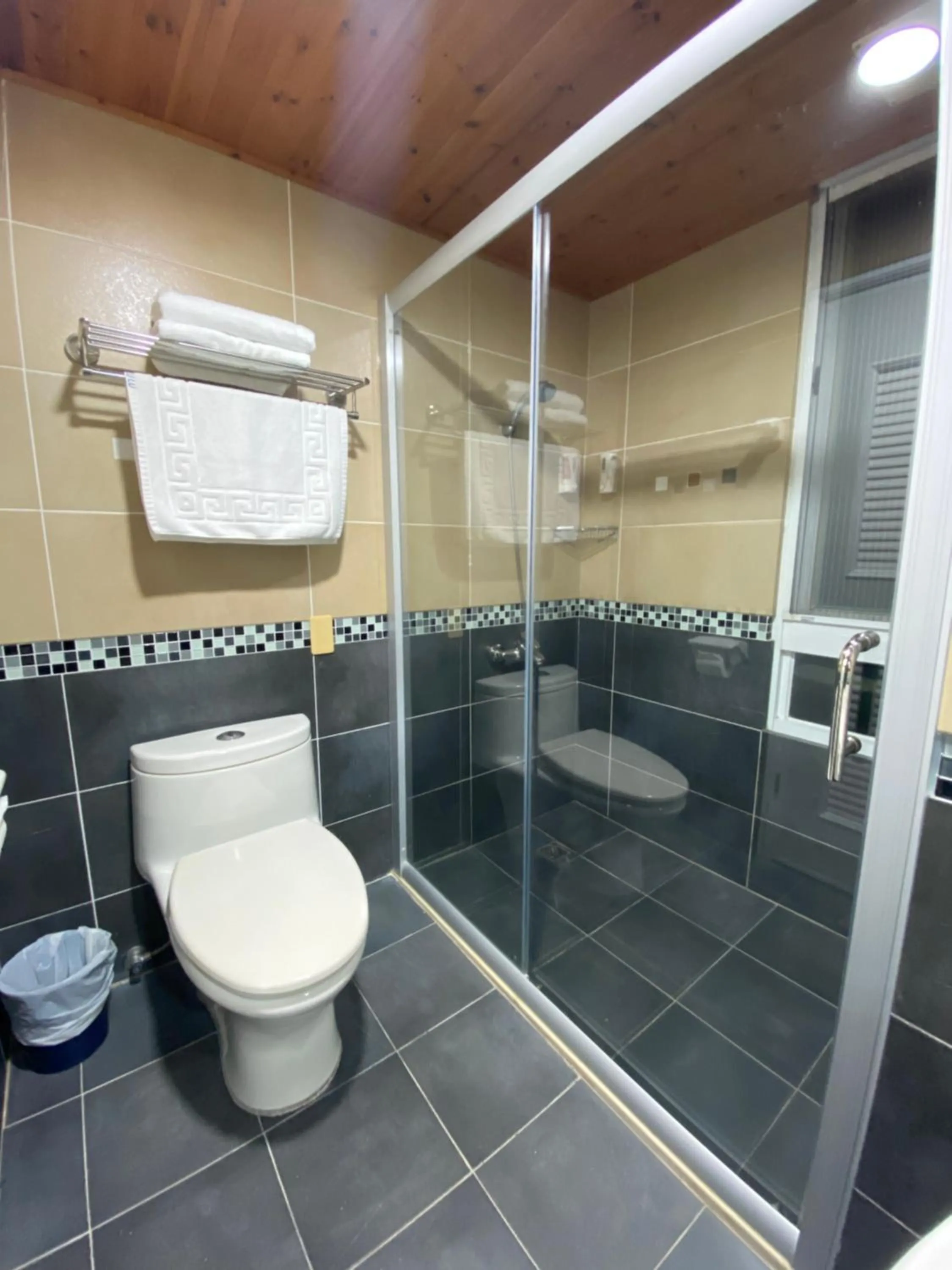 Bathroom in Mamalulu Hostel