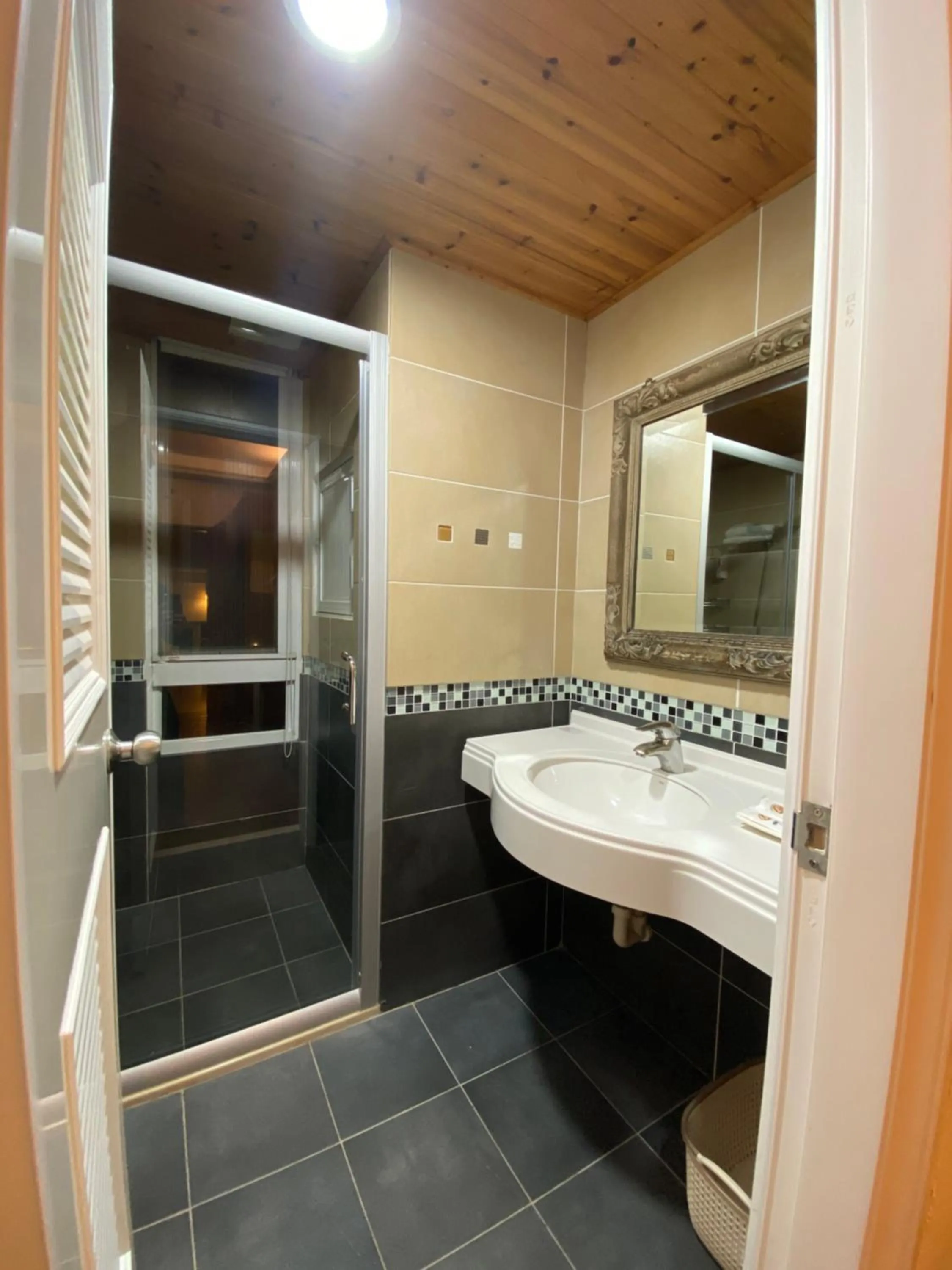 Bathroom in Mamalulu Hostel