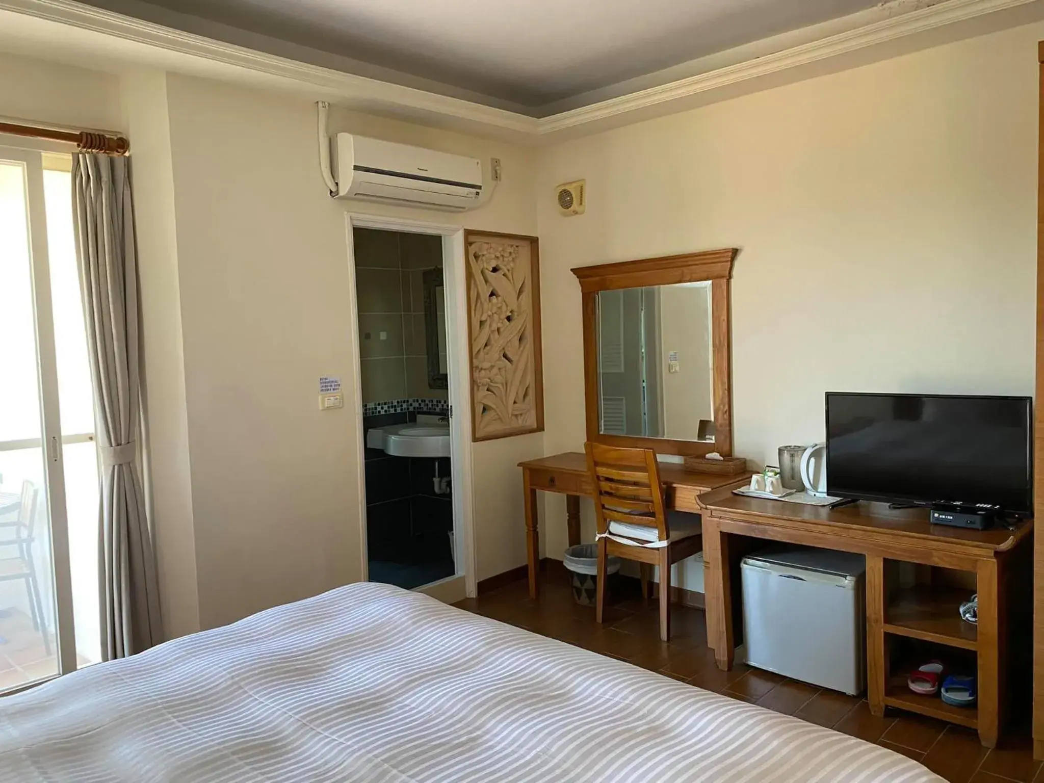 Small Double Room in Mamalulu Hostel Small Double Room in Mamalulu Hostel