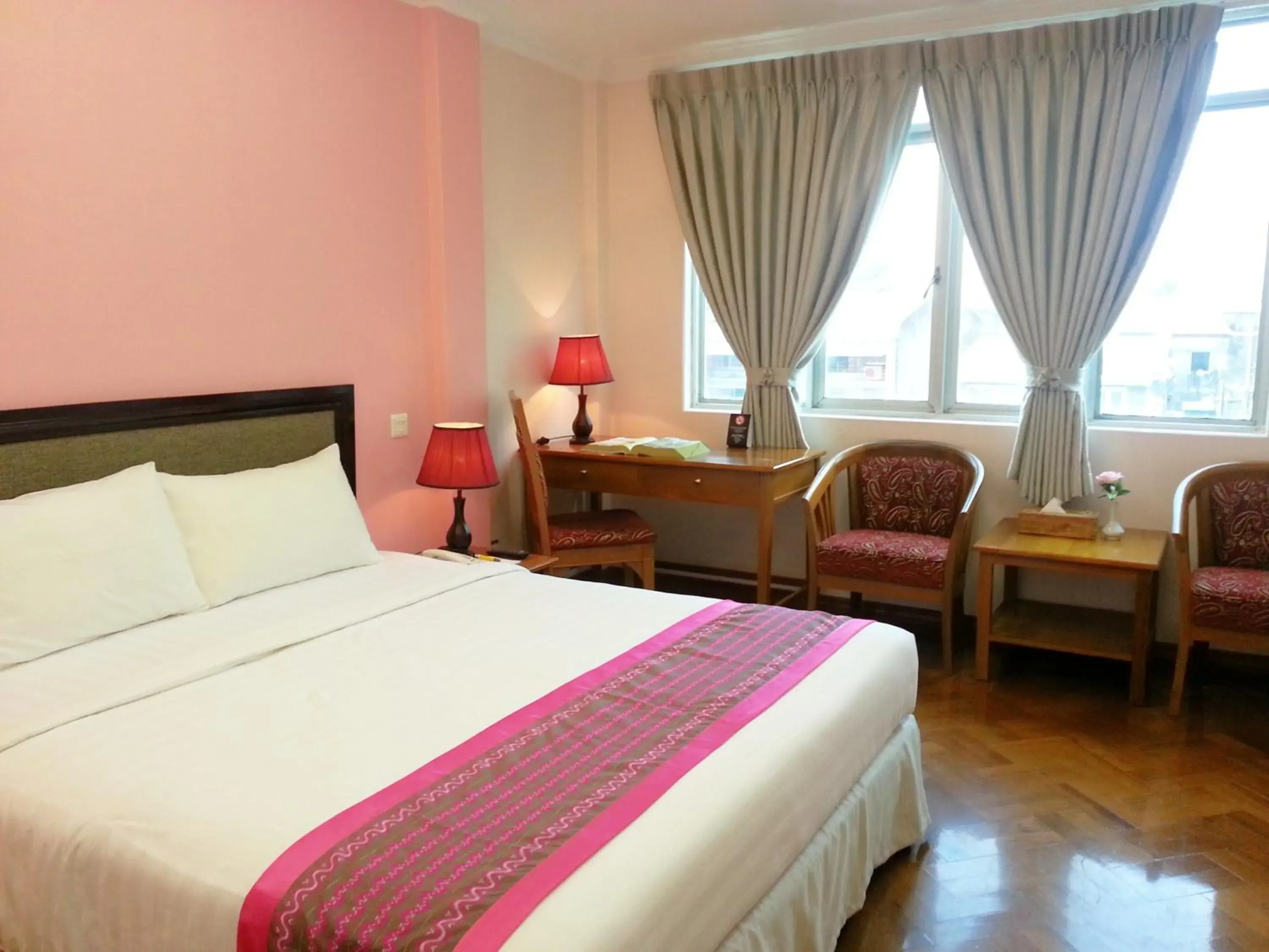 Photo of the whole room, Bed in Grand Laurel Hotel Photo of the whole room, Bed in Grand Laurel Hotel