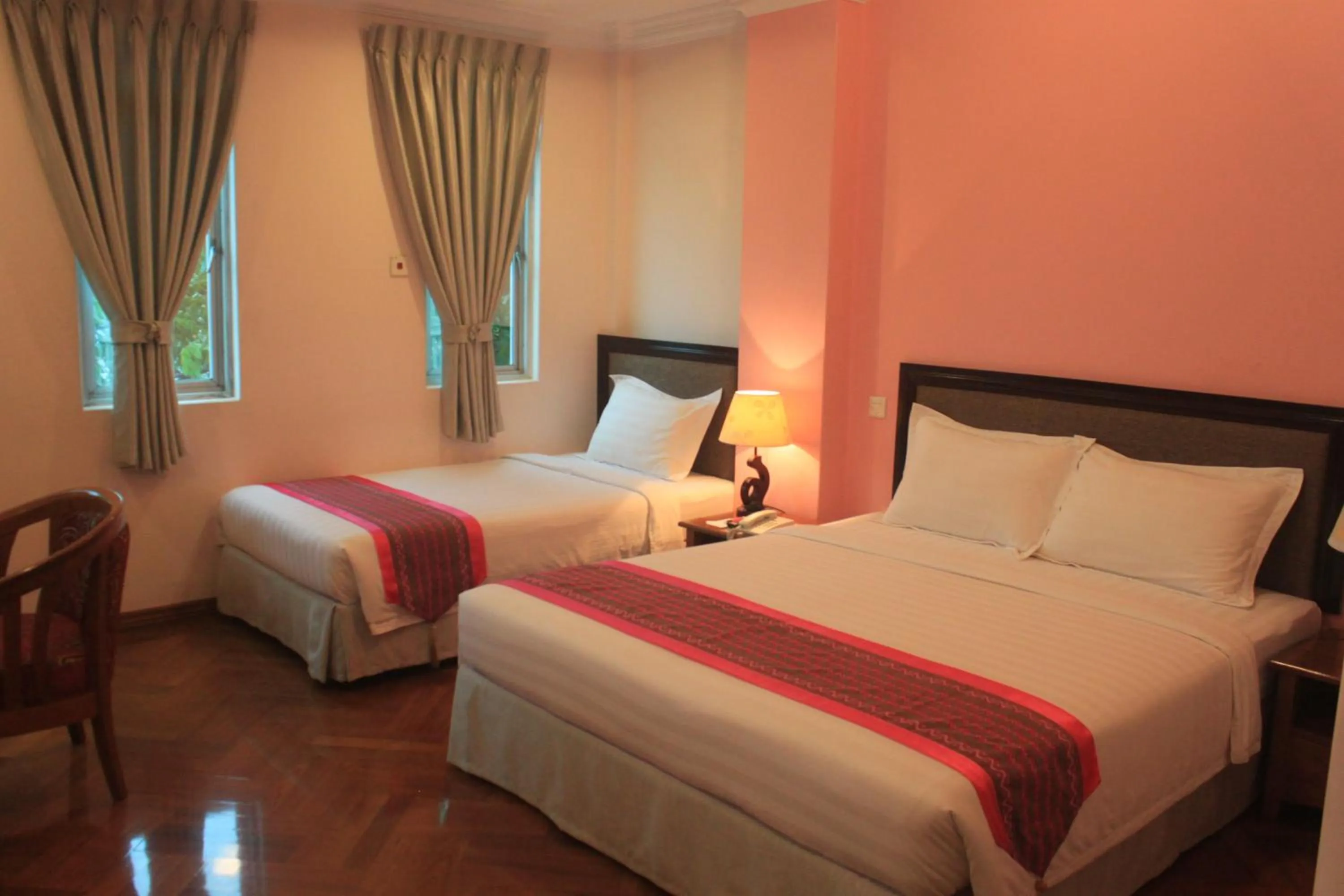 Bedroom, Bed in Grand Laurel Hotel