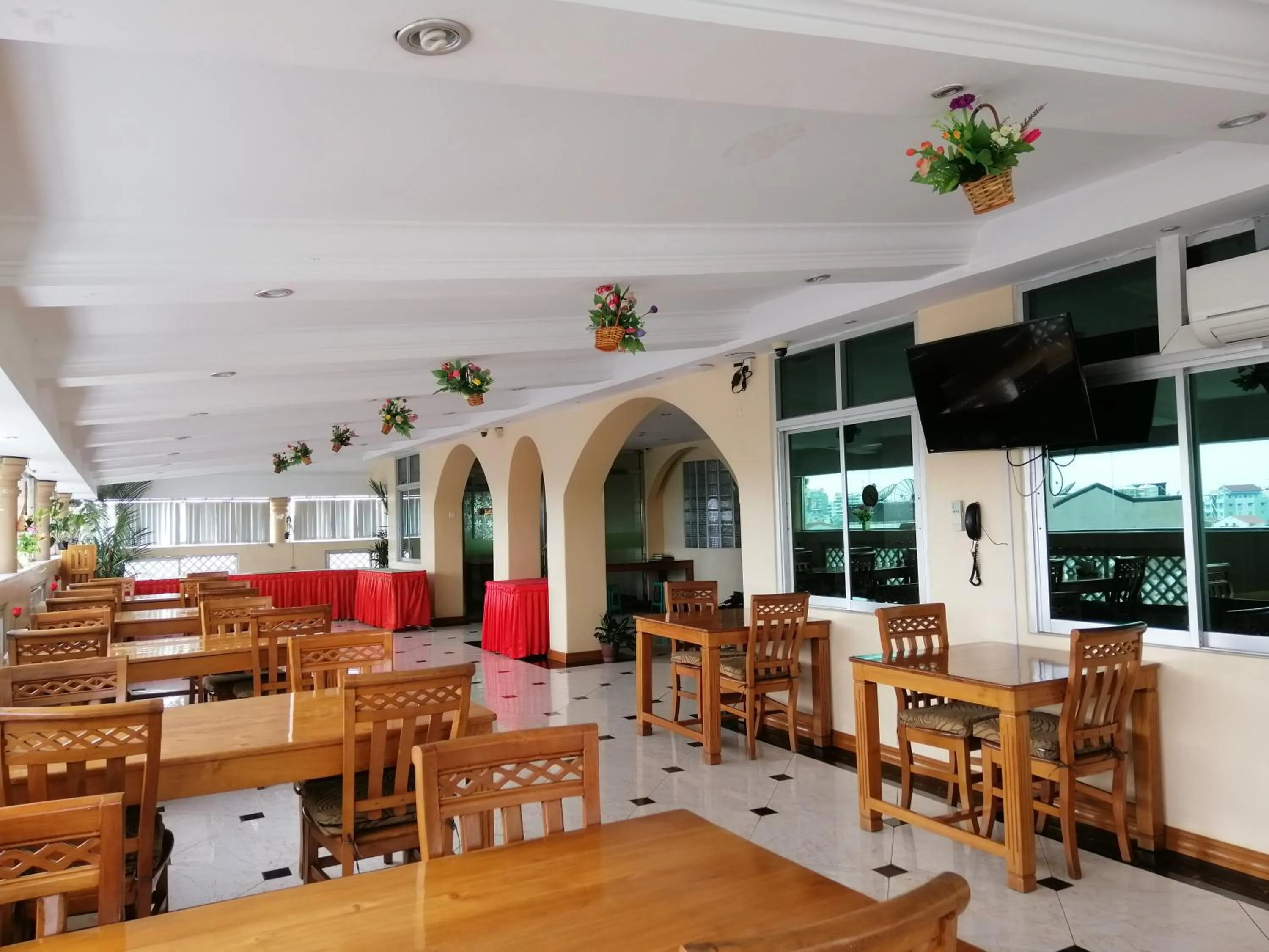 Restaurant/places to eat in Grand Laurel Hotel