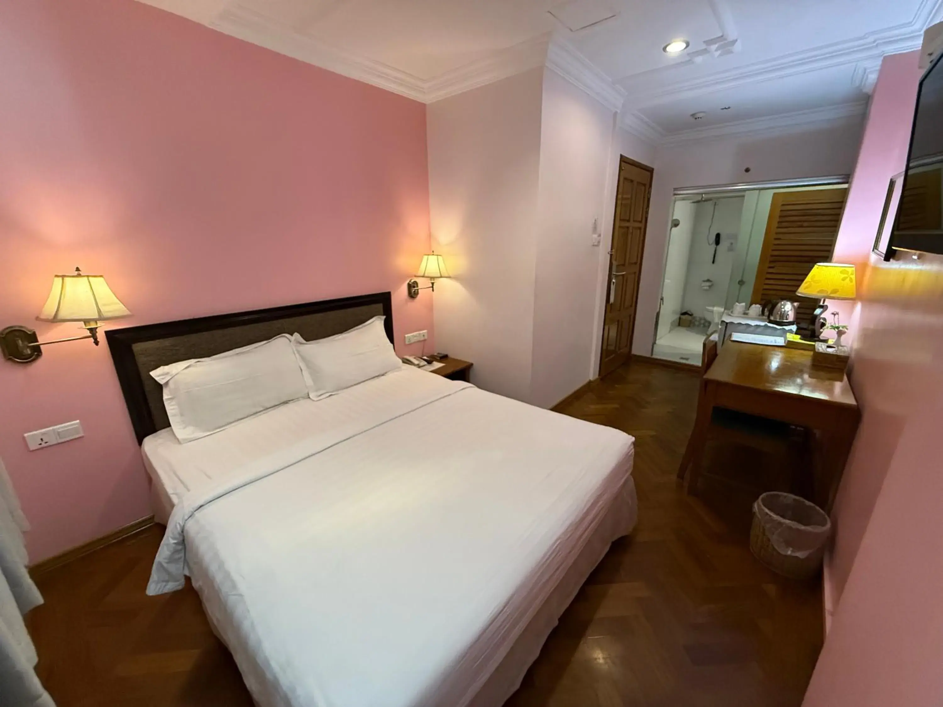 Bedroom, Bed in Grand Laurel Hotel Bedroom, Bed in Grand Laurel Hotel