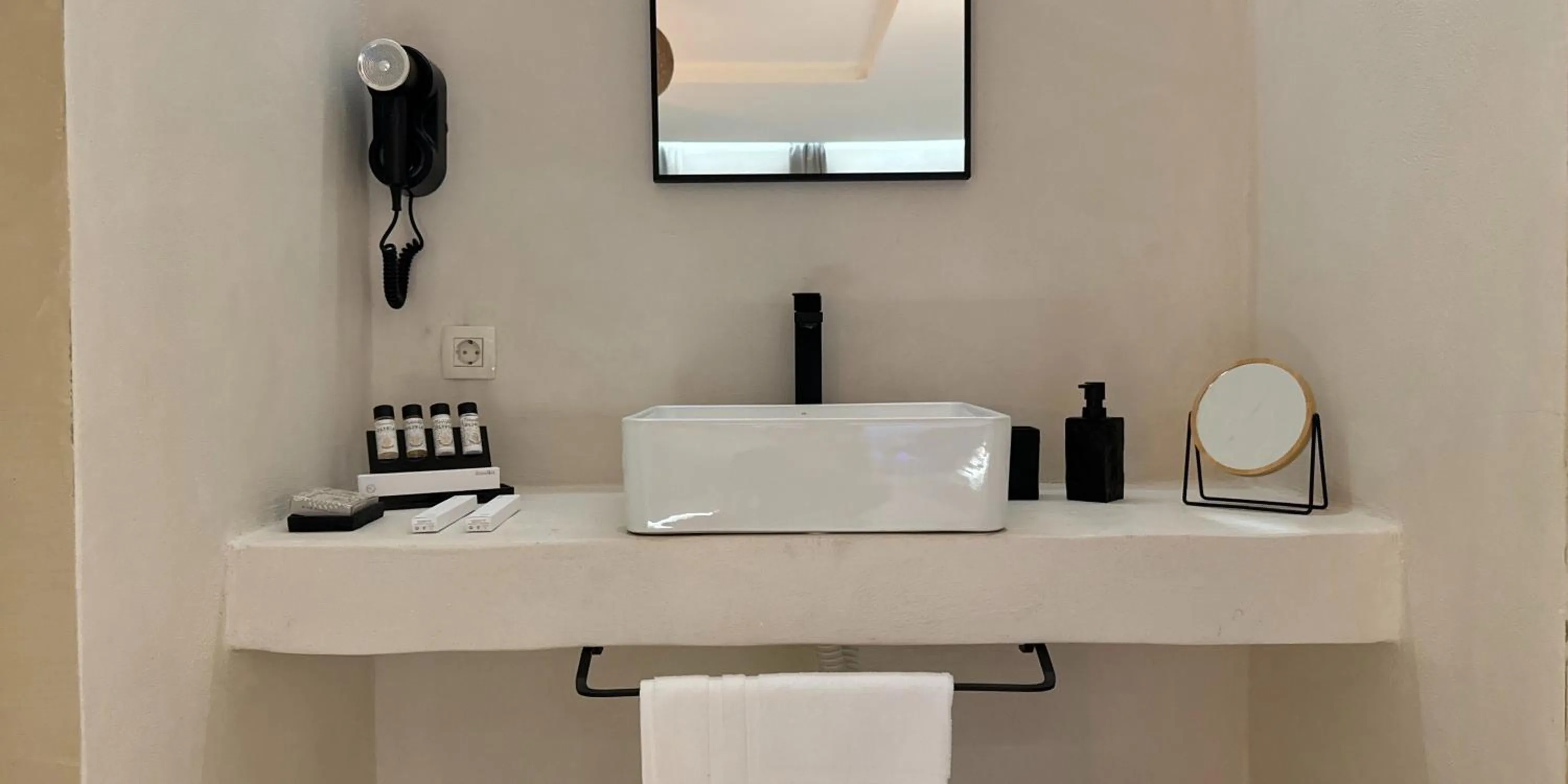 Bathroom in Salida Del Sol Santorini